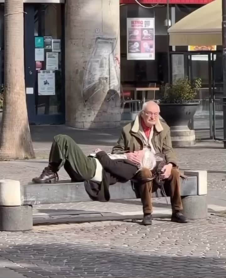 ト・サンウのインスタグラム：「📖🏋️‍♀️📷🚶🏻‍♂️🐕👫」