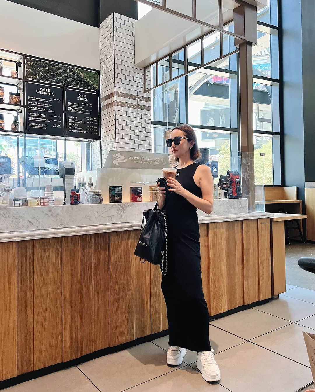 翁安芸のインスタグラム：「夏に行った灼熱のLas Vegas💫  コーヒーはやっぱりEATALYが一番美味しくて、通いました😘 カフェラテのお供にダークチョコ🤎  Dress #loewe #ロエベ Sunglasses #gentlemonster  Bag pack #chanel #chanel22  Sneakers #celine  #akiweng #eataly #lasvegas #ラスベガス」