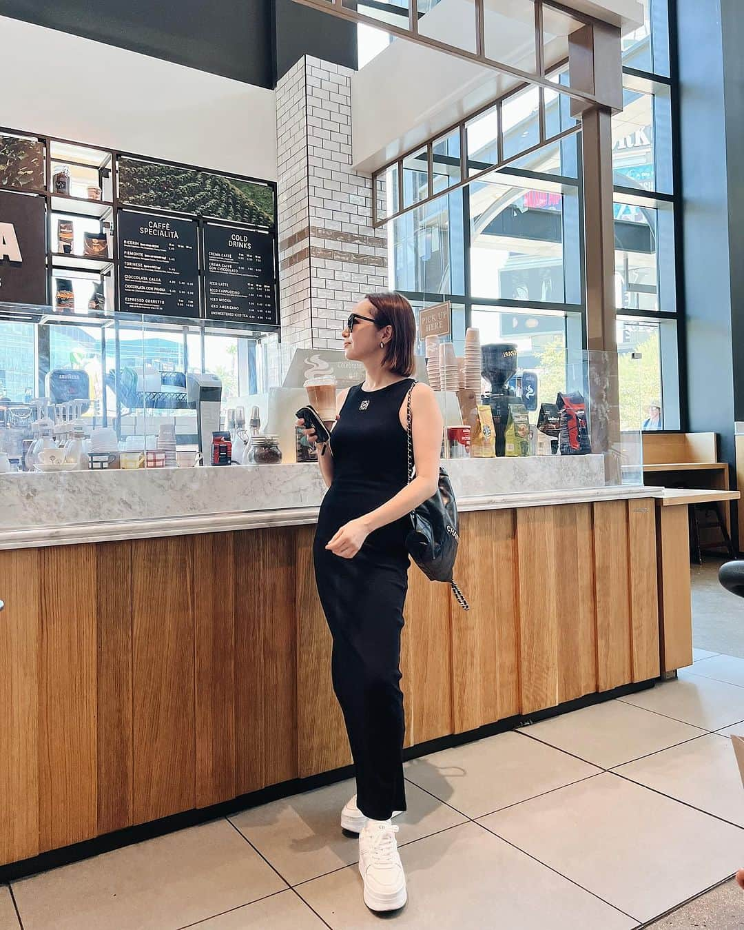 翁安芸さんのインスタグラム写真 - (翁安芸Instagram)「夏に行った灼熱のLas Vegas💫  コーヒーはやっぱりEATALYが一番美味しくて、通いました😘 カフェラテのお供にダークチョコ🤎  Dress #loewe #ロエベ Sunglasses #gentlemonster  Bag pack #chanel #chanel22  Sneakers #celine  #akiweng #eataly #lasvegas #ラスベガス」9月23日 14時36分 - akinyc