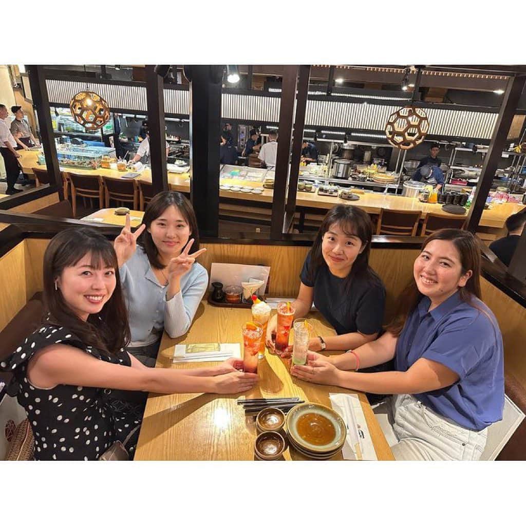 坂本奈津美のインスタグラム：「🍹👩‍👩‍👧‍👧💓  Makan malam dengang teman-teman 2-C. Hari malam senang sekali. Tak terasa waktu cepat berlalu.🥹 Mudah-mudahan bisa jumpa lagi semuanya.💕  #jakarta #indonesia #kenangan #kenanganterindah #🇰🇷 #🇯🇵」