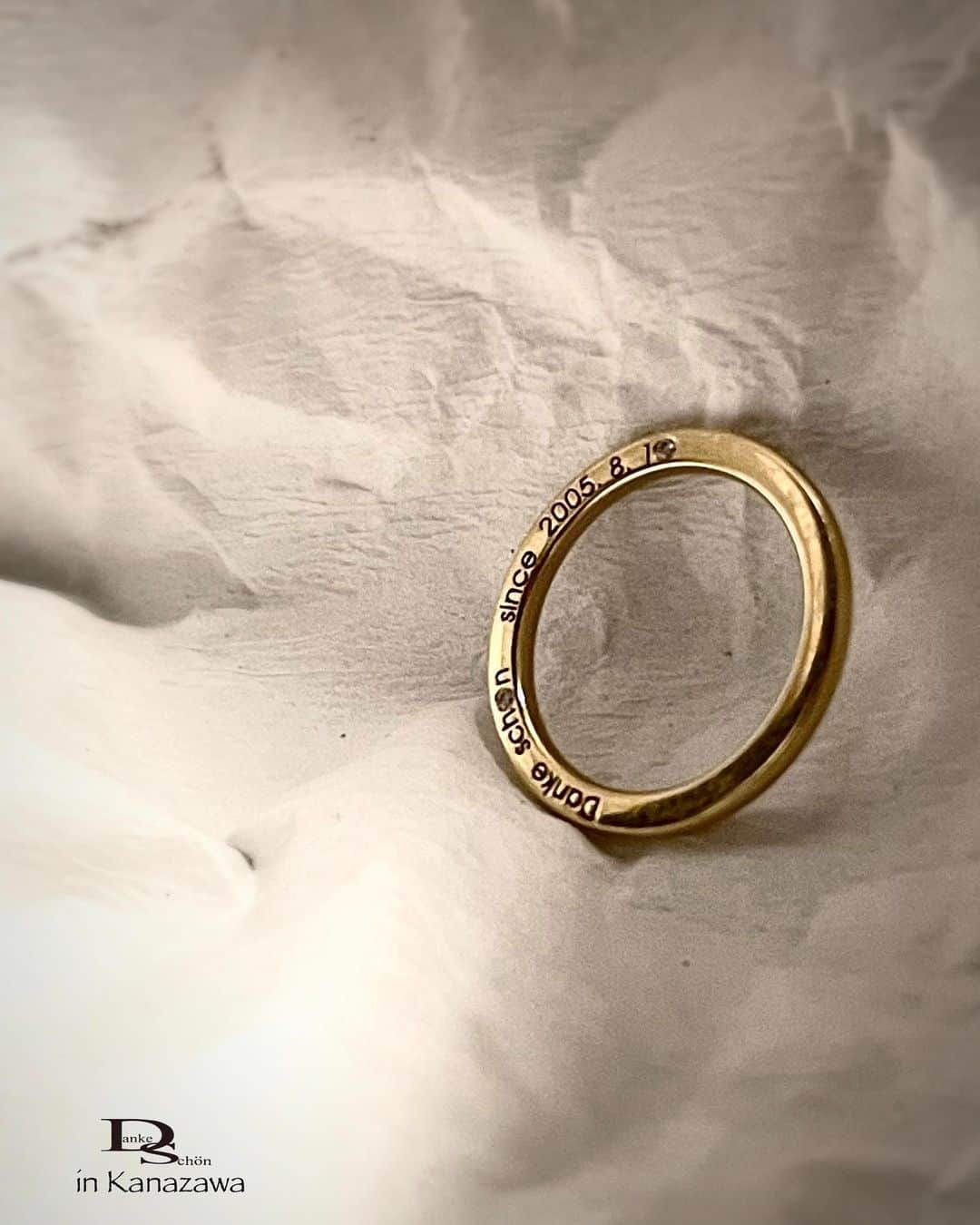 Danke schön ダンケ 金沢 結婚指輪 鍛造さんのインスタグラム写真 - (Danke schön ダンケ 金沢 結婚指輪 鍛造Instagram)「・ ・ ハイ🙌🏻 今日のバウアーさんは ガッツリ解説 ・ ・ もうドイツのリングに 携わって20年以上になると 当たり前…となっている事が ・ ・ 実は日本の市場ではまだまだ 当たり前ではなかったと…🤦🏼 ・ ・ なので今日は 派手さはない地味なお話し ・ ・ 『生涯共に…の指輪』に拘りたい方には こんな事も知りながら比べて頂けたら…の投稿です。 ・ ・ 良く｢婚約指輪」を買う時には イヤっと言うほどDiaの説明を聞きますよね！ ・ ・ 俗に言う『鑑定書』の説明 ・ ・ アレっ…と 思いませんか？ ・ ・ ｢婚約指輪」の時は皆さん 真剣により質の高いDiaを…探し求めているのに ・ ・ 『結婚指輪』に留められている 小さな小さなDiaになると ・ ・ 途端に… そこに着眼しなくなる😳 数の話しばっかりに夢中⁈ ・ ・ ※結婚指輪に留められている小さなDiaはメレーダイヤと 言う呼び名があり（0.1ct以下のDiaの事） ・ ・ 実はDiaは大きくても小さくても 『鑑定』するのに専門の鑑定機関を通すので お金がかかるのてです。 ・ ・ 結婚指輪に留められている小さなDiaは 鑑定していない Diaが留められている事が多いです。 ・ ・ 仮に鑑定したDiaならば 鑑定書があるハズです😳又は 婚約指輪の時と同様にDiaの説明があると思います。 ・ ・ ハイ🙌🏻クリスチャンバウアーは Dia屋さんではないですが ・ ・ 実はバウアーの指輪にDiaが留められている場合には　 指輪の内側に全て ・ ・ 指輪の素材の刻印の他にDiaの鑑定した内容が 全て打ち込んでのお届けです。 📷スライドして見てください。 ・ ・ 『鑑定書とは？』日本の場合 本みたいなモノが手渡されると思いますが…。 ・ ・ バウアーの場合は 指輪の内側を見れば一目で分かると言う訳 ・ ・ 仮にもらった鑑定書 この先！何回見ますか?って感じ ・ ・ さすが 合理的なドイツ ・ ・ 仕舞いには どこに行ったかわからない😰etc. ・ ・ ある意味ecoのお国柄 ドイツと言う感じもしますが ・ ・ こんな単純明快な方法 なんで思いつかない？かな？…と ・ ・ このお話しをするのに 例えで撮影したモデルは ｢スライスRing」の側面に留められている 1Diaあたり0.04ctの指輪です。 ・ ・ こんな小さいなDiaですら 鑑定されたDiaをバウアーは留めています。 ・ ・ そぅ！只Diaが留められている訳ではなく ちゃんと表記出来るレベルのDiaと言う訳です。 刻印もめちゃくちゃキレイでしょ！ しかも幅1.3mmにこの刻印ですよ！ ・ ・ 世の中たくさんの ｢鍛造製法」と言われている指輪や ｢ダイヤモンドリング」と言われている指輪がありますが ・ ・ やはり！何かしらの 違いが必ずあるのです。 ・ ・ その違いは ストレートに言えば ・ ・ お値段の差に出ています。 ・ ・ 見た目が仮に似ていても ・ ・ こんな肉眼で分かるようで 分からないような所にも ・ ・ 拘りと言う言葉以上に 『生涯共に…の指輪』を真剣に考えれば考えるほど 譲れなくなる『質』を求めた結果が クリスチャンバウアーの指輪だと私は捉えています。 ・ ・ 是非！表面的な所ばかりでなく こんな所にも着眼しながら 指輪を見て頂ければと思います。 ・ ・ 小さくても されどDiaのお話しでした。 ・ ・ ・ ※フルエタニティリングの場合モデルよっては 今回の0.04ctよりもっと小さいDiaの時でも 指輪の内側に刻印されてますよ。御安心くださいね。 ・ ・ 例外 ・ブラックダイヤの場合はctのみ ・　 📷1〜5の指輪は幅1.3mmに刻印 📷2:指輪の内側にある刻印解説 📷3:指輪の側面に2Dia 📷4:このモデルの場合の内側刻印解説 📷:実際に身につけたらこんなに小さいの ・ ・  【工業系 鍛造削り出し】 🇩🇪クリスチャンバウアー 専門店 ・ ・ ワンランク上をいくノウハウの クリスチャンバウアーの選び方なら 『Danke schön 』 ・ ・ ・ —— 𝐃𝐚𝐧𝐤𝐞——— ▪︎ Instagramプロフィール 🔜 @danke2005  —————————————————————𝐒𝐜𝐡⍥𝐧——— ・ ・ #クリスチャンバウアー金沢 #鍛造指輪 #鍛造リング #結婚指輪 #結婚指輪オーダー #切削加工 #結婚指輪探し #結婚指輪選び #指輪探し #指輪選び #マリッジリング #結婚指輪金沢 #金沢結婚指輪 #セカンドリング #結婚指輪買い替え #地金屋鍛造 #ブライダルリング #結婚記念日 #ベビーリング #ドイツリング #自分へのご褒美 #クリスチャンバウアーダンケ #クリスチャンバウアーdanke   ------------------------------------------✈︎ ---------  鍛造削り出し 🇩🇪クリスチャンバウアー 専門店 『𝐃𝐚𝐧𝐤𝐞 𝐬𝐜𝐡⍥𝐧』 ・ • 営業時間 am11:00〜pm9:00 • 定休日 : 木曜日 • 駐車場 : 店舗前OK • ご予約 : 優先」9月23日 14時40分 - danke2005