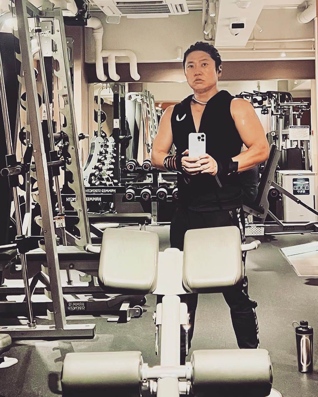 鴨志田由貴のインスタグラム：「お母さんごめんなさい、鏡の前で筋肉写真を撮るキモい男となってしまいました。 袖があるとトレーニングの邪魔だからマッチョはトレーニングの時に袖無し着る意味がようやくわかりました。 この次の進化形態は乳首まで見えるダルダルのタンクトップを着るようになったらマッスルの完成系だと思いますが、それはまだまだ先です。 1年前からトレーニング始めて体重は95kg→71kg、体脂肪率は33%→14%まで落ちた。体重は毎週1kgづつ落とすようにしていったしそこまで難しく無かったが、筋肉をつけながら体脂肪率を落とすのはなかなか時間かかった。腸活も同時にやったのは効果的だったと思う。 京都のエニタイムのスタッフさんから「そろそろ大会でましょう！」と言われたので、真剣にどの大会に出るかも考えてみようかなと。その頃ダルダルのタンクトップ着てたらすいません。」
