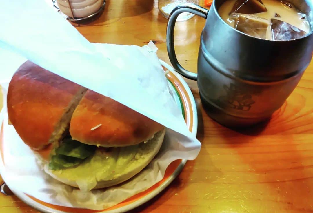 鬼頭真也さんのインスタグラム写真 - (鬼頭真也Instagram)「コメダ珈琲の月見バーガー食べてみた。優しいお味。 期間限定には相変わらず弱い私であります。」9月23日 14時49分 - shinya_kito