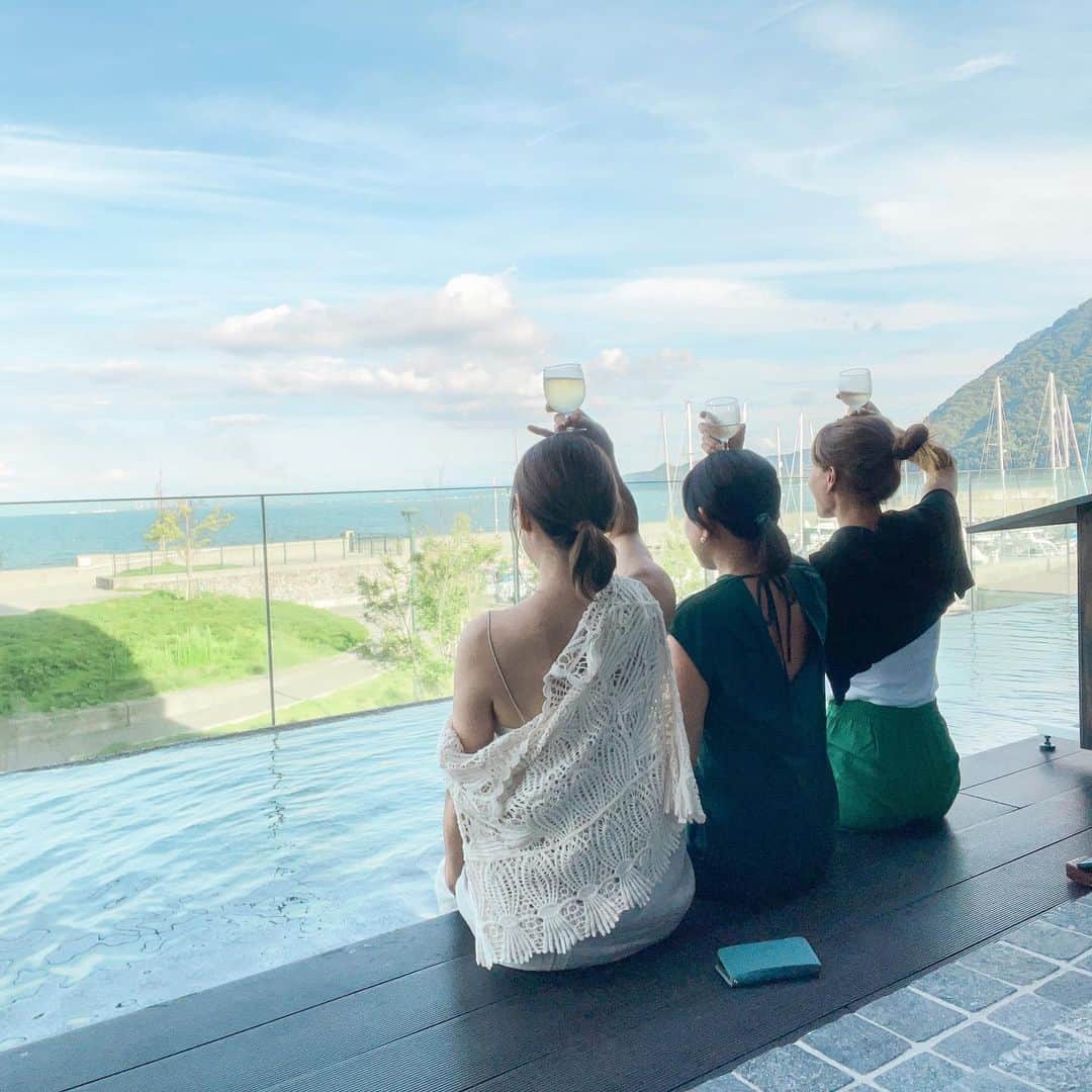 のインスタグラム：「⁡ \足湯&お部屋からの眺めが最高なお宿/ ⁡ 2日目は、界 別府にお泊まり @hoshinoresorts.kai  ⁡ まずは1番最初に目に入った足湯で、旅の疲れを癒しました 眺めの良さにみんな癒されて長湯してしまった〜 ・ そして、お部屋へ 入って真正面に見えるピクチャーウインドウに、思わず声を上げてしまうほど感動！ これだけでこのお宿を選んで良かったと確信してしまうほど素敵な景色⁡ この景色を見ながら、買ってきた唐揚げでミニ酒盛り𖠚 ⁡・ 界シリーズのお湯印帳にもちゃんとスタンプして、楽しいホテル時 間の始まり♪ ・ #星野リゾート #界 #界別府 #小旅行 #旅行好き #旅行好き女子 #大人旅  #カメラ旅 #女子旅 #国内旅行 #ナナタビ #ナナコタビ #大人の絶景旅」