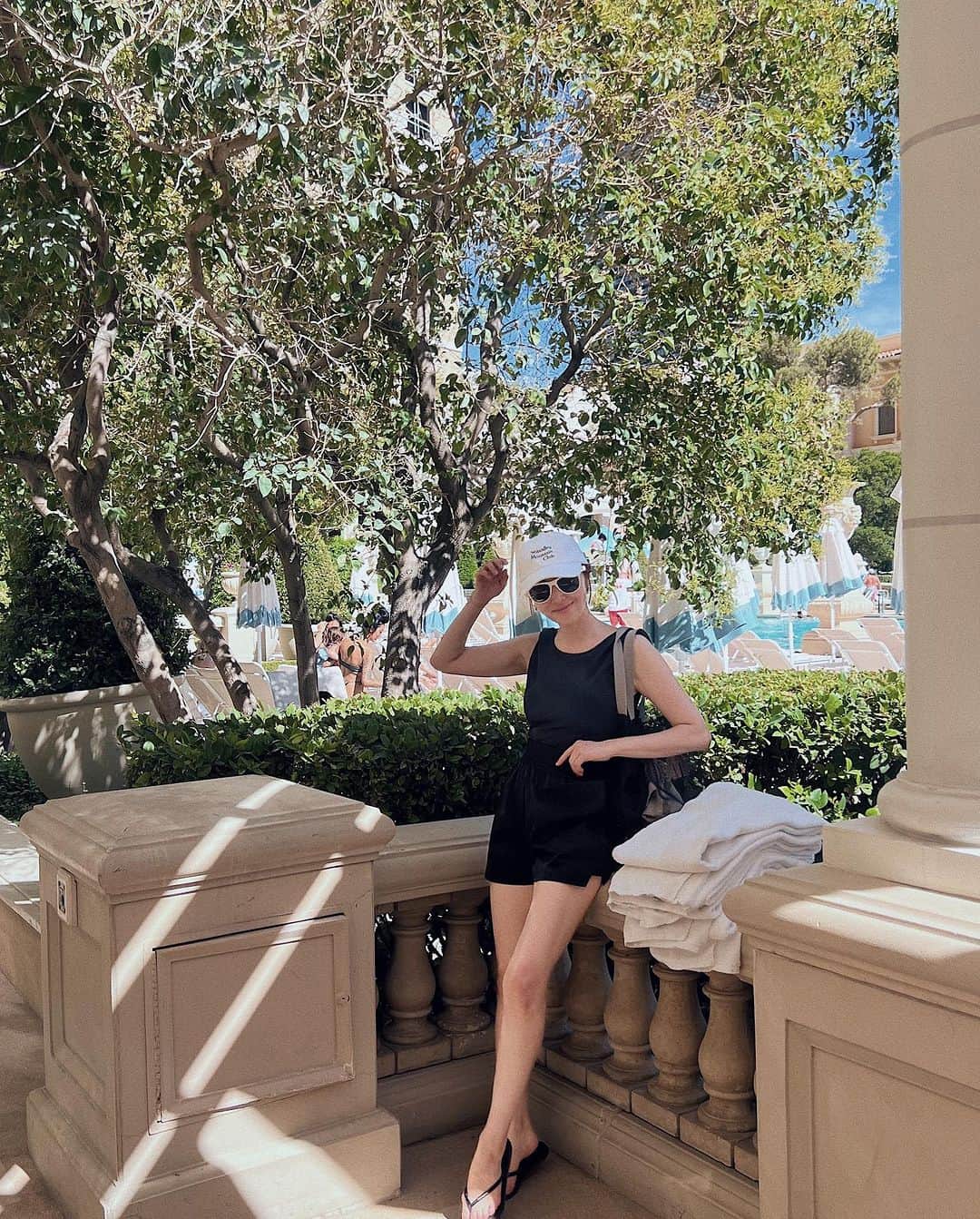 翁安芸さんのインスタグラム写真 - (翁安芸Instagram)「ラスベガスのホテルはBellagioに宿泊✨  何度も泊まっていましたが、外があまりに暑くホテルのプールに入るのは今回が初めて！  外は危険なほど暑く、次女はお部屋で母と過ごし、私と長女とお友達家族とで毎日午後はプールへ☀️   July in Las Vegas 2023  #lasvegas #ラスベガス #bellagio #ベラージオ」9月23日 14時55分 - akinyc