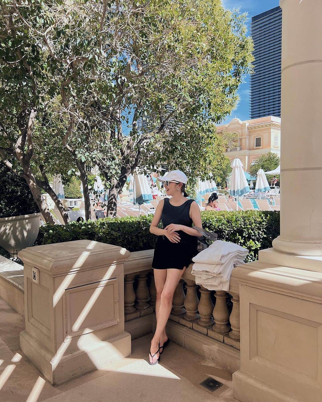 翁安芸さんのインスタグラム写真 - (翁安芸Instagram)「ラスベガスのホテルはBellagioに宿泊✨  何度も泊まっていましたが、外があまりに暑くホテルのプールに入るのは今回が初めて！  外は危険なほど暑く、次女はお部屋で母と過ごし、私と長女とお友達家族とで毎日午後はプールへ☀️   July in Las Vegas 2023  #lasvegas #ラスベガス #bellagio #ベラージオ」9月23日 14時55分 - akinyc