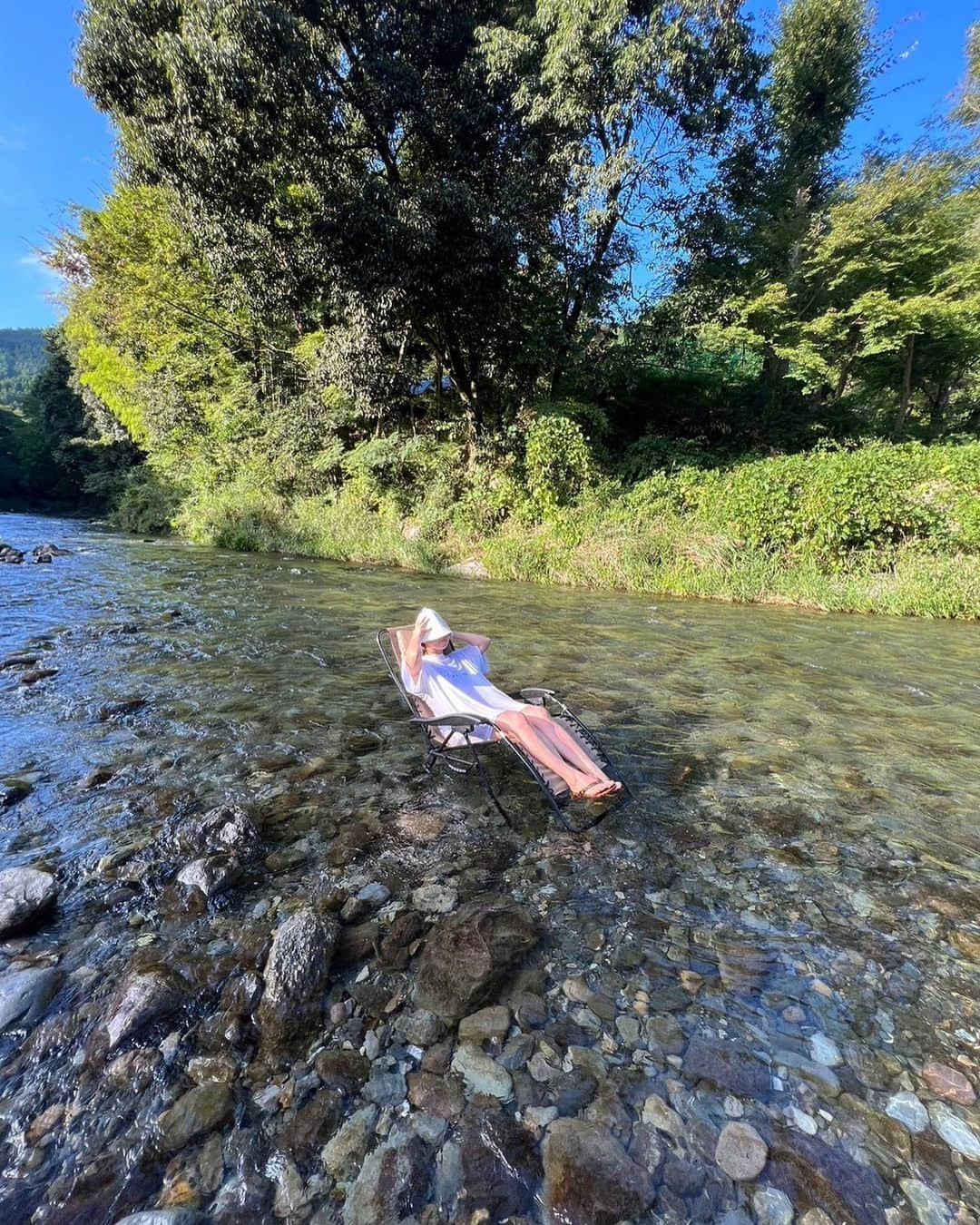 森詩織さんのインスタグラム写真 - (森詩織Instagram)「初川サウナ🧖‍♀️ 控えめに言って最高だった💛  サウナは小学生くらいのときから母とよく入ってて一生入れるかもってくらい入れるんだけど(笑)  わざわざサウナに行く意味がわからなかったし、何が整ったとか整ってないとかわからないけど、誘われたので行ってみたら…最高に気持ちよかった💛  誘ってくれてありがとう〜！！ 月一でやりたいくらいだった✨  #サウナ #川サウナ #さうなー #サウナ女子 #サウナイキタイ #サウナ好き #サウナー女子 #サウナテント #テントサウナ #ととのう #サウナ最高」9月23日 14時56分 - mori_shiori