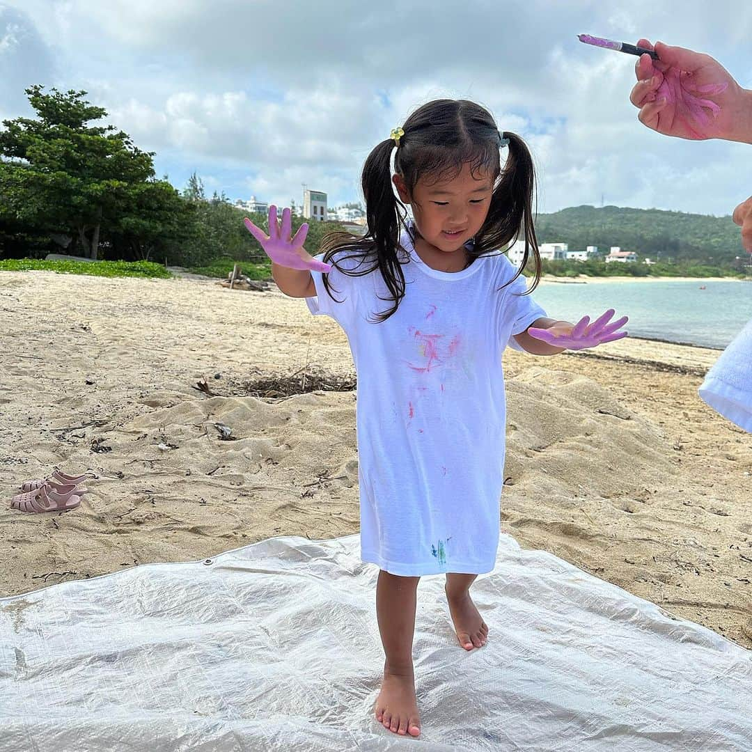 三浦あくりさんのインスタグラム写真 - (三浦あくりInstagram)「ビーチでペイントしたよー♡ ぐっしゃぐしゃにしてよかったのに 戸惑ってグッシャグシャにはしなかった慎重な娘たち🤣🤣 . 綺麗なビーチの前で 絵の具を使ってなんでもありのペイントはとってもいい思い出になった♡ お家に持って帰ってしっかり飾りました☺️ . 家族で楽しめる色んなアクティビティーがあって とっても楽しかった！ 沖縄行った際はとてもお勧めです！ 雨予報でも楽しめるアクティビティーが沢山🎵🎵 @anjelclub.activity  #ビーチ #沖縄 #ペイント #姉妹 #アクティビティ」9月23日 14時59分 - akurimiura