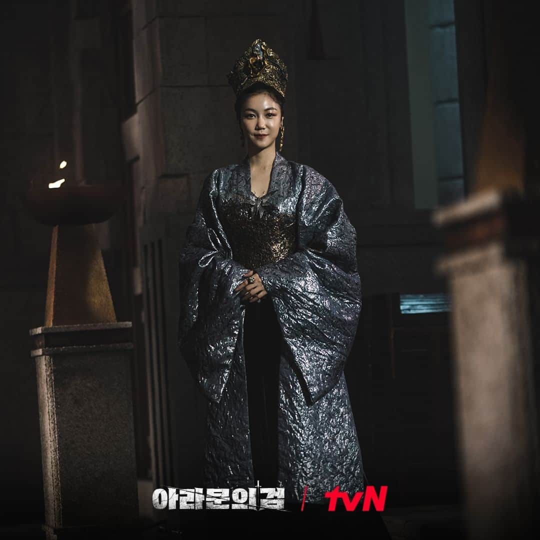 tvN DRAMA【韓国】さんのインスタグラム写真 - (tvN DRAMA【韓国】Instagram)「"아라문이 사명을 알리라!" 드러난 아라문의 마지막 신탁📖  그리고 은섬의 빈 자리를 차지해 아고족의 영웅, 이나이신기가 된 사야?🎭  오늘 밤 9:20, 5-6화 연속 방송으로 만나요👋🏻  <아라문의 검> 9/23 [토] 밤 9:20 5-6화 연속 본방송 [토일] 밤 9:20 tvN  #아라문의검 #ArthdalChronicles_TheSwordofAramun #장동건 #이준기 #신세경 #김옥빈 #tvN #스트리밍은TVING」9月23日 15時00分 - tvn_drama