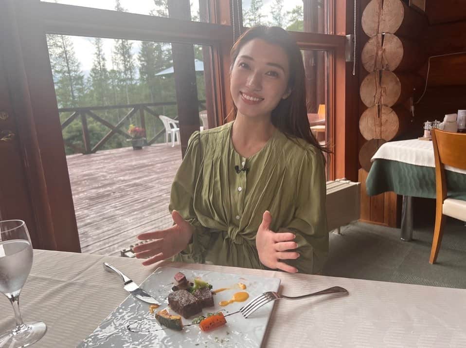 テレビ北海道「旅コミ北海道」のインスタグラム：「【旅コミ北海道】 今日夕方6時30分からの旅コミは… 発表！宿泊満足度ランキング2023✨  そして旅コミ初登場！ひなた日姫です。  今回伺ったホテルは、本当にお食事が美味しかったです！ホテルの皆さんも気遣いが素敵な方々でした。  ホテル内の客室は、 天井がとても高く開放的でした！ 大自然の中のログホテルでのお時間、 癒されました。  是非ご覧ください😊 ・ ・ 旅コミ北海道〜じゃらん de Go！ 毎週土曜日夕方6時30分 9月23日OA . . #また旅へ#旅コミ#北海道#北海道じゃらん#旅#グルメ#食#観光#オフショット#テレビ北海道#ひなた日姫 #tabikomi#7ch#hokkaido#tvh#tvprogram#television#sightseeing#gourmet#travelood」