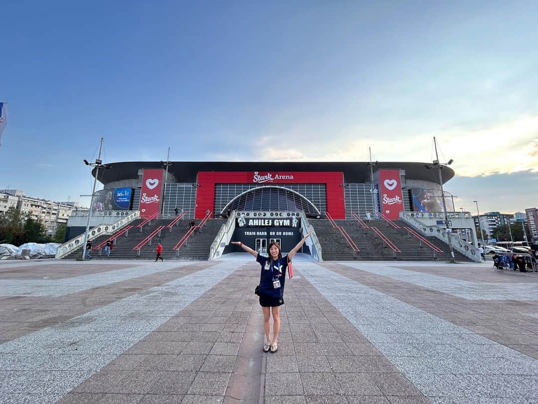 須崎優衣のインスタグラム：「試合前に会場の前で写真撮ってたらたまたま金色の風船が飛んできてキャッチできたの🥇🤩🎈 ・ 運命を感じました😆🥇🎈❤️ ・  The day before the match, when I was taking pictures in front of the venue, a golden balloon happened to fly by and I was able to catch it 🥇🤩🎈 ・ I felt destiny😆🥇🎈❤️」
