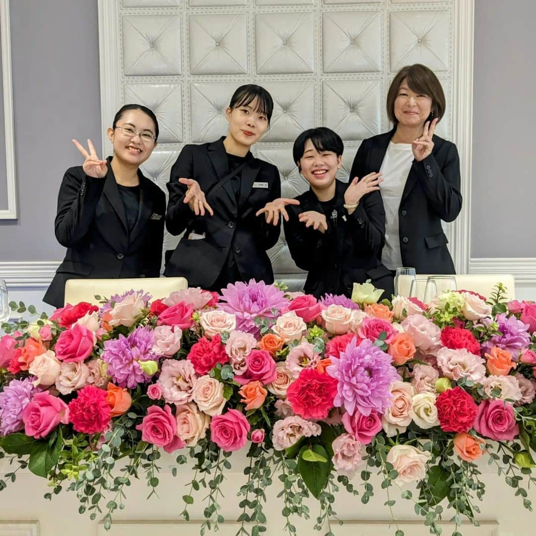 東京ウェディングカレッジのインスタグラム：「#ウェディング科 9月に本物の結婚式を施行しました💍  TWHでは、学びの集大成として本物の結婚式運営を行います  今回は9月にウェディング科の学生が行った結婚式の様子です😊  半年かけてお打ち合わせを重ね、とうとう本番。最高の結婚式にしようという気持ちが伝わって来ました!!  今回のインスタでは、学科職員が撮影した前日リハーサル〜当日の、学生の表情を中心に紹介します◎  写真動画専攻の学生が撮影した本番の写真は、後日改めてアップ予定ですのでお楽しみに📷  #ブライダル専門学校 #ブライダル学生 #ウェディングプランナー #ドレススタイリスト #フローリスト #ブライダルフォトグラファー #結婚式運営 #東京ウェディングホテル専門学校 #TWH」