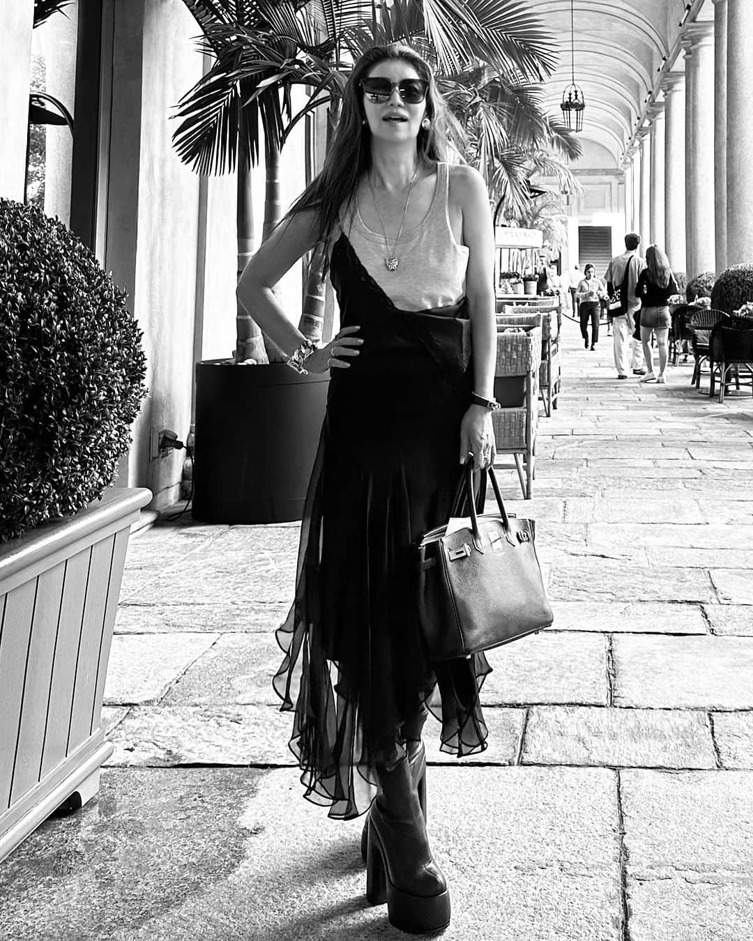 Taki Tanakaさんのインスタグラム写真 - (Taki TanakaInstagram)「#photodump in #Milan #MFW  1.2.9. #ootd #outfitoftheday #outfit  tops,skirt #N21 shoes #casadei bag #hermes earrings #miumiu sunglasses #gentlemonster  秋冬NEWアイテムの#N21 キャミつきタンクはマルチスタイリングを楽しめておすすめ。私は肩紐ひとつを垂らしたまま着ています。シフォンのスカートも安定の #musthave 。寒くなったらおっきなニットと合わせたい。 久しぶりに買い付けを復活した#カサディ のショートブーツは今シーズンヘビロテ確実。  #良いもの好きなものを長く愛そう   3.ミラノに新しい可愛い友だちが出来ました。この秋からボッコーニ大学に入学した @marlenepenkh マレーネは昔からの知り合い @diblasiviviana の娘ちゃんです。20歳。 パパがドイツ人、ママがイタリア人、そして日本育ちのおかげで、英語、イタリア語、ドイツ語、日本語を話せるマレーネ。なんて羨ましいこと。  4.5.6.7.8.昨夜はシーフード。 N21ロベルトCEO、グィドーと。いつものように泡をたくさん飲みながら、お互いの近況をアップデート。楽しい夜。  #izastagram」9月23日 15時14分 - tanakataki