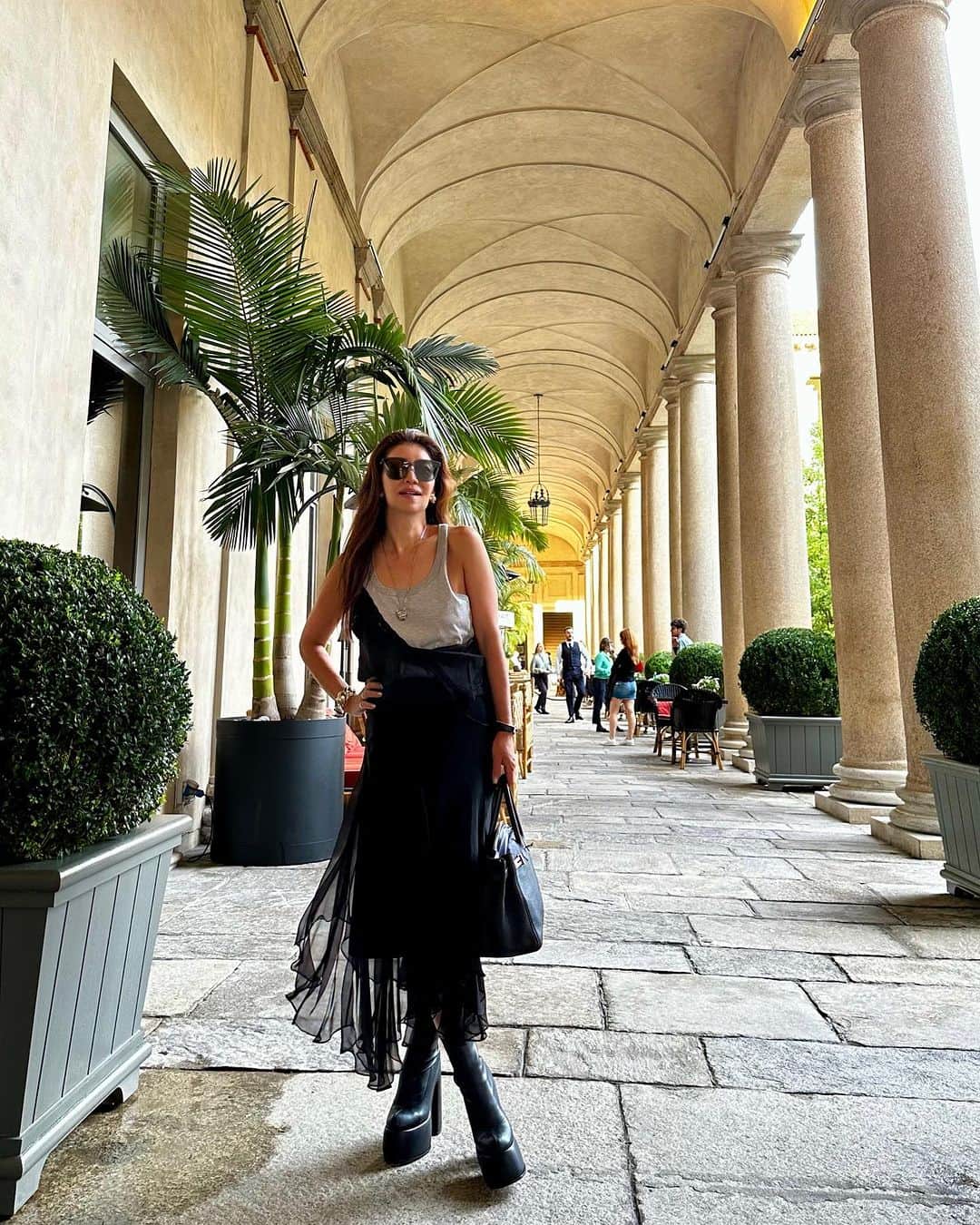 Taki Tanakaさんのインスタグラム写真 - (Taki TanakaInstagram)「#photodump in #Milan #MFW  1.2.9. #ootd #outfitoftheday #outfit  tops,skirt #N21 shoes #casadei bag #hermes earrings #miumiu sunglasses #gentlemonster  秋冬NEWアイテムの#N21 キャミつきタンクはマルチスタイリングを楽しめておすすめ。私は肩紐ひとつを垂らしたまま着ています。シフォンのスカートも安定の #musthave 。寒くなったらおっきなニットと合わせたい。 久しぶりに買い付けを復活した#カサディ のショートブーツは今シーズンヘビロテ確実。  #良いもの好きなものを長く愛そう   3.ミラノに新しい可愛い友だちが出来ました。この秋からボッコーニ大学に入学した @marlenepenkh マレーネは昔からの知り合い @diblasiviviana の娘ちゃんです。20歳。 パパがドイツ人、ママがイタリア人、そして日本育ちのおかげで、英語、イタリア語、ドイツ語、日本語を話せるマレーネ。なんて羨ましいこと。  4.5.6.7.8.昨夜はシーフード。 N21ロベルトCEO、グィドーと。いつものように泡をたくさん飲みながら、お互いの近況をアップデート。楽しい夜。  #izastagram」9月23日 15時14分 - tanakataki