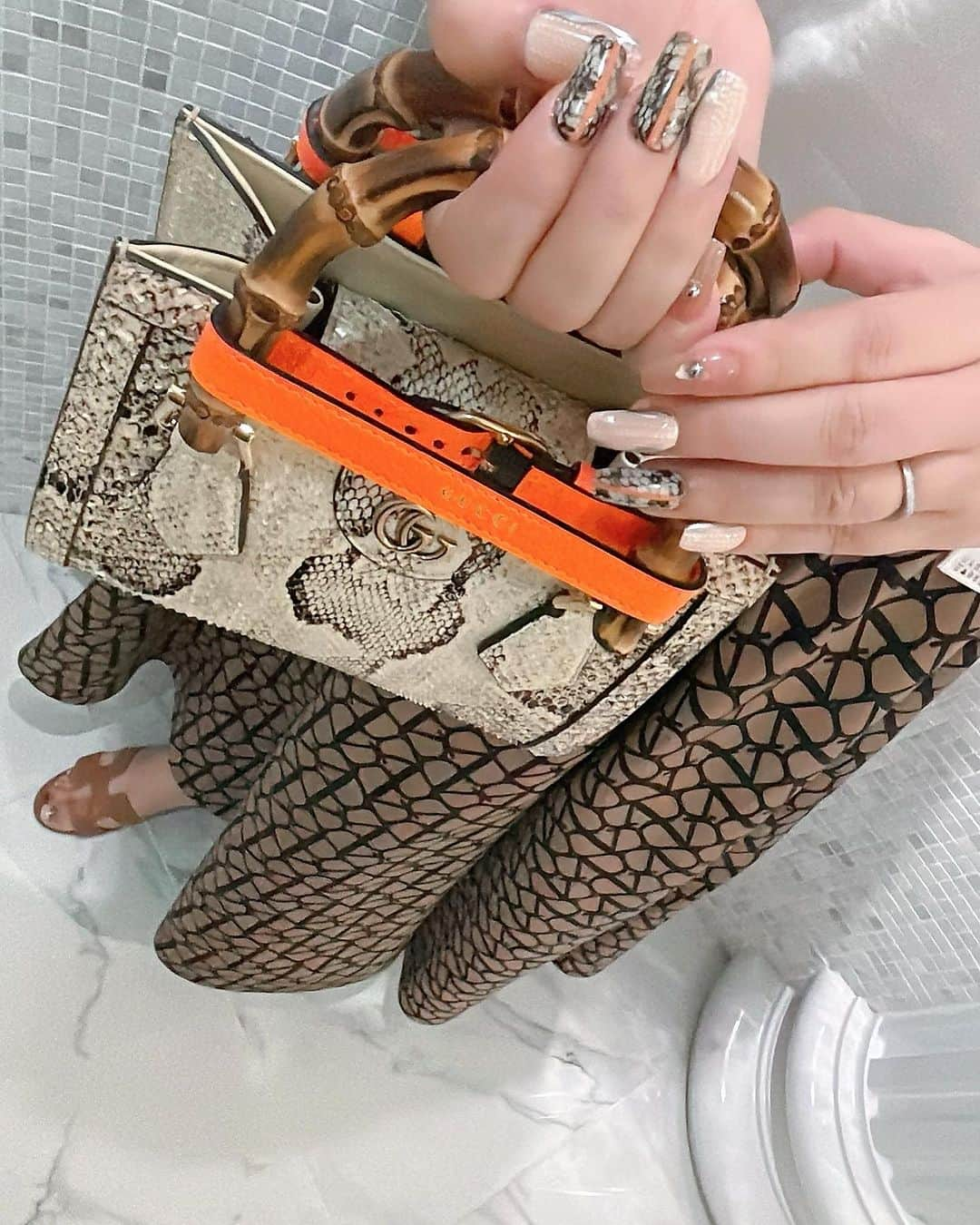 Mayu Ogawaさんのインスタグラム写真 - (Mayu OgawaInstagram)「🐍 ✦ 🍂 👜 ✿ 🐍 ✦ 🍂 👜 ✿ #pythonnail  #パイソンネイル  いつもいつもお洒落なお客様♪ お持ちのGGバッグと似合わせしました♡♡ ペディは @mdanail_stylist Akiko 担当で Valentinoのスカートと合わせたカラーコーデ♪♪  すてき✨  高級天然アナツバメの巣！ありがとうございました✨ 速攻&早速毎日頂いておりますっっ😆  #秋ネイル #Valentino #gucci #mdanail #銀座ネイル #銀座ネイルサロン#美フォルムネイル#サロンワーク #サロンワーク技術  #サロンワークが好き」9月23日 15時07分 - m_d_a