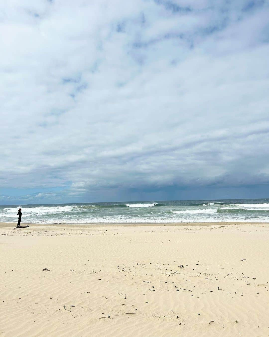 あさみさんのインスタグラム写真 - (あさみInstagram)「. . coffs harbour！！🏝️ いつまでいるかは未定🐬 海が近くていつか泳ぎたいけど 風強いしまだ寒い！！ . 毎晩クラブミュージックに うなされているけど それ以外はのどかで良い🙆‍♀️ . サーフィンしてみたい🏄‍♀️ たぶんやってみたらできるようになりそう😂 今は春なのでみんなは練習中、 本番は夏！！🌊と言われた！🧔🏼 . やっとサングラスつけた😎 . #coffsharbour #コフスハーバー #australia  #オーストラリア #parkbeach」9月23日 15時16分 - asaming_time