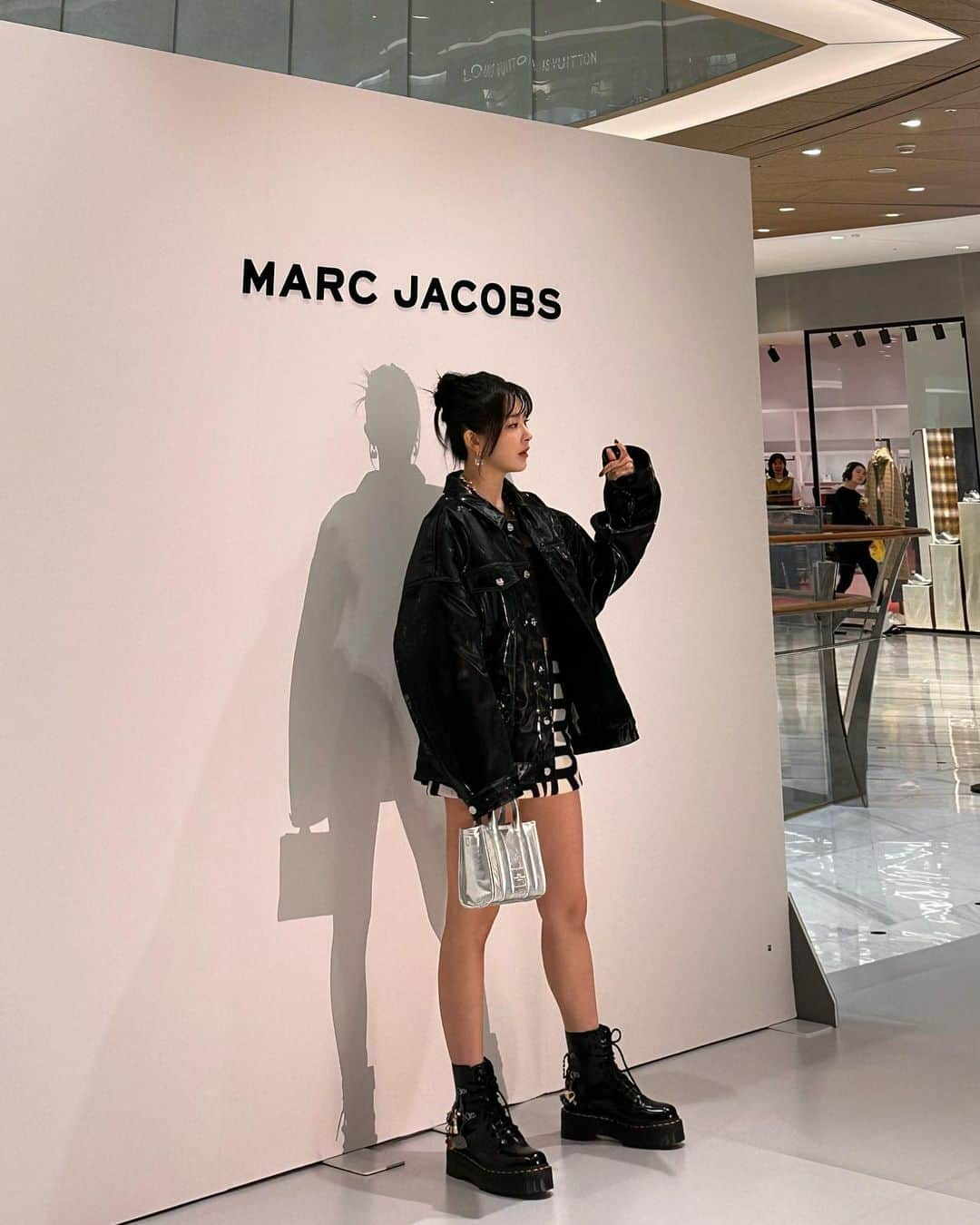 スルギさんのインスタグラム写真 - (スルギInstagram)「🩶🖤 @marcjacobs #marcjacobs #마크제이콥스」9月23日 15時18分 - hi_sseulgi