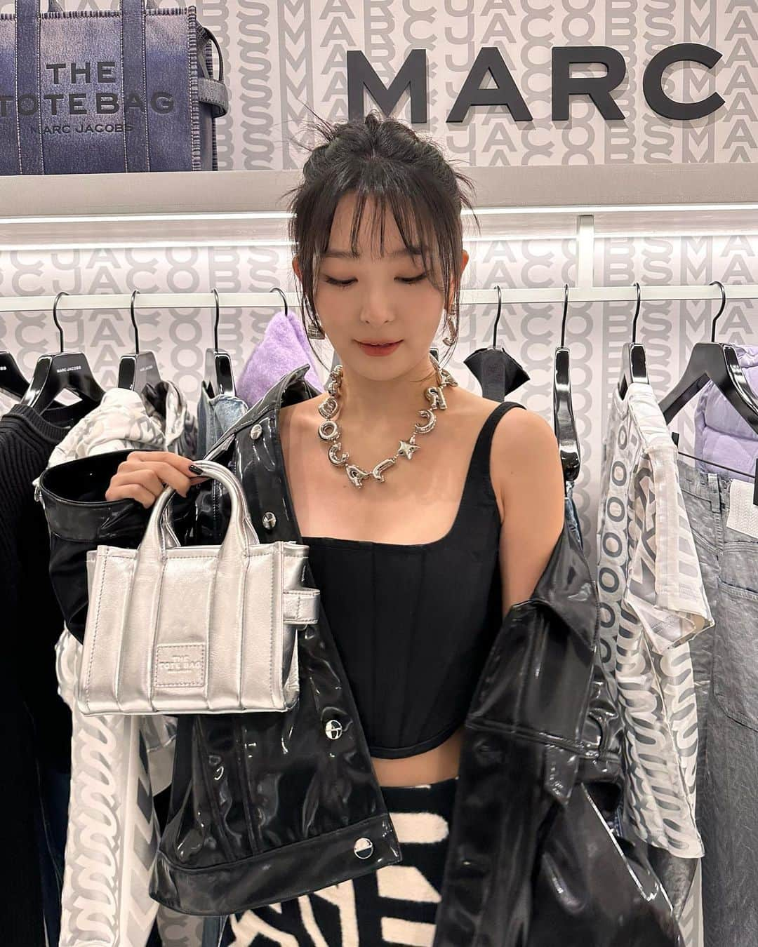 スルギさんのインスタグラム写真 - (スルギInstagram)「🩶🖤 @marcjacobs #marcjacobs #마크제이콥스」9月23日 15時18分 - hi_sseulgi