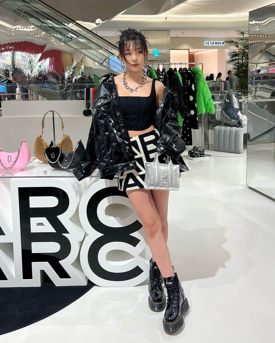 スルギさんのインスタグラム写真 - (スルギInstagram)「🩶🖤 @marcjacobs #marcjacobs #마크제이콥스」9月23日 15時18分 - hi_sseulgi