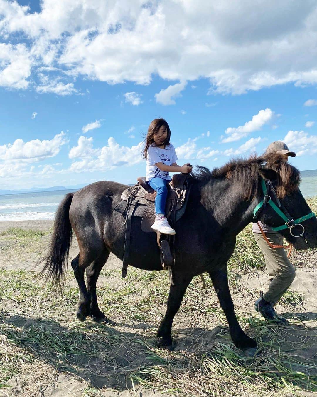 田中雅美さんのインスタグラム写真 - (田中雅美Instagram)「石狩鮭祭りの馬引き体験。  ・ ・ 旦那さんは初馬乗り。 子供たちもすごく楽しかったみたい♡  ・ ・ #石狩鮭祭り #馬引き体験 #馬可愛い」9月23日 15時22分 - tanakamasami_official