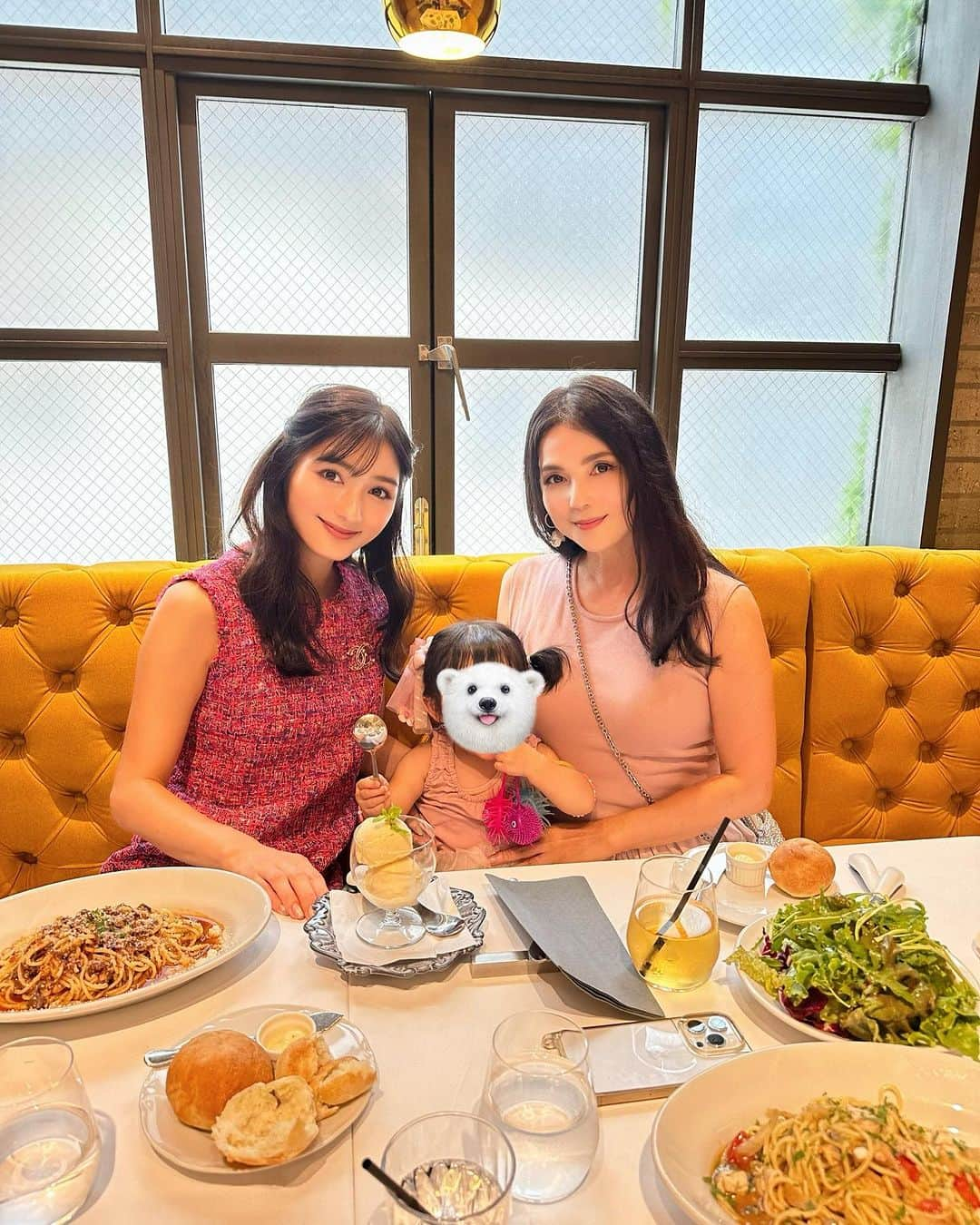 加藤美佐子のインスタグラム：「娘とお孫ちゃんとランチ💓  言葉もたくさん覚えて 面白い動きや表情をする  私達を笑わせたり驚かせたり 毎分毎秒成長についてくので精一杯😆  そんな姿を間近で見れて 本当に幸せだと感じます😊💓💓  ⁡ ⁡ ⁡ ⁡ ✨笑顔の種まき活動✨ 児童養護施設・支援ホーム・一人親家庭の親子の支援 ⁡ ☘️一般社団法人笑顔プラス子供支援協会☘️ @egao.plus web はプロフィールよりリンク 活動実績 ■浅草はなやしき貸し切り 200名ご招待 ■ラグビー観戦100名ご招待 ■イチゴ狩りご招待 ■親子頭皮マッサージセミナー 施設定期訪問 ⁡ ⁡ #笑顔プラス #笑顔プラス子供支援協会 #子供支援 #ひとり親家庭支援 #笑顔が1番 #😊😊😊 #非営利団体 #遊園地貸切招待 #親子三代ランチ #女子会ともいう #可愛いお孫ちゃん」