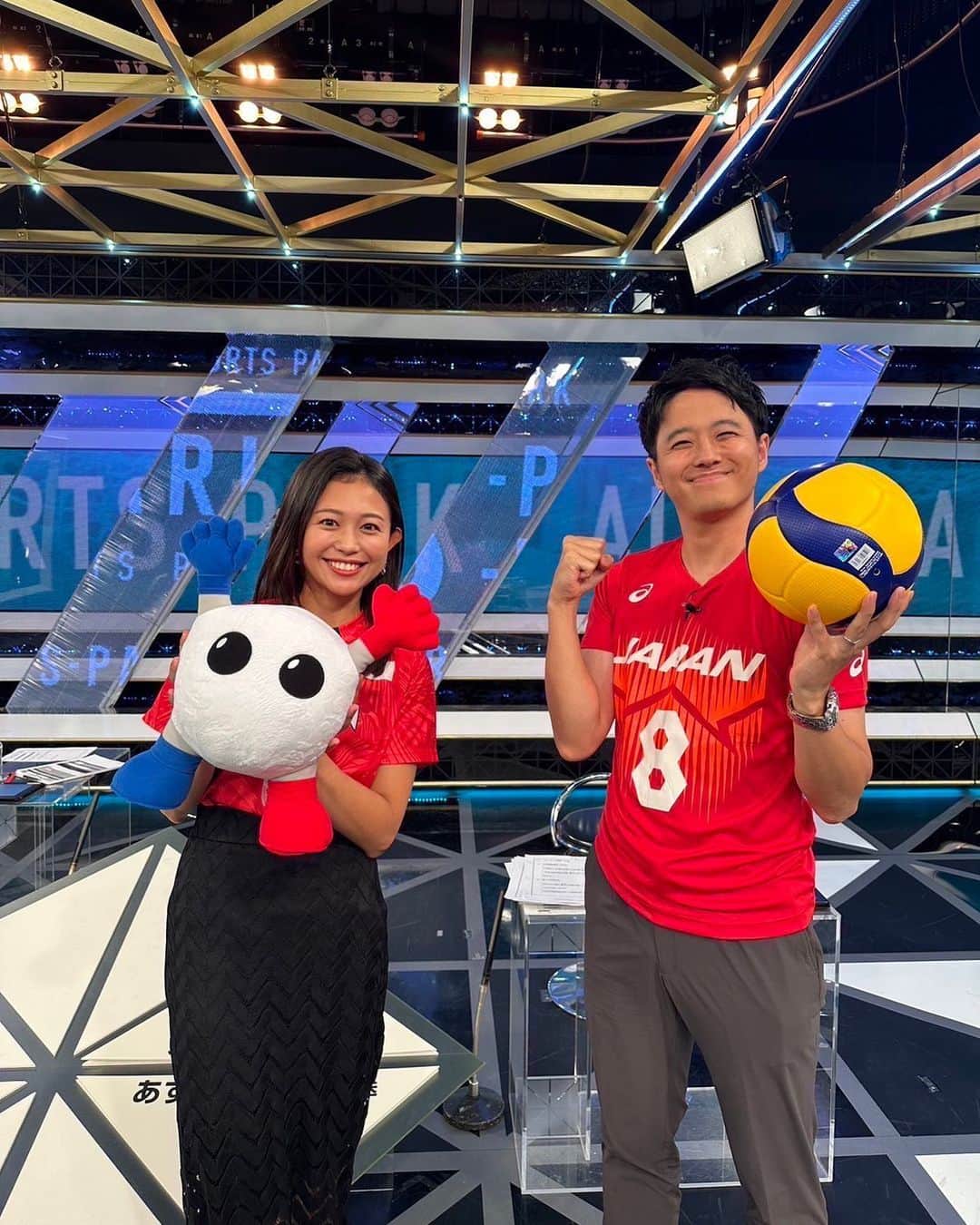 フジテレビアナウンサーのインスタグラム：「. 今夜7時からはワールドカップバレー🏐 相手は世界ランク1位、強豪トルコ！  ここまで５連勝できている日本、 今夜パリ五輪の切符をつかむことはできるでしょうか？  今日もみんなで応援しましょう📣✨  #フジテレビ #ワールドカップバレー2023」