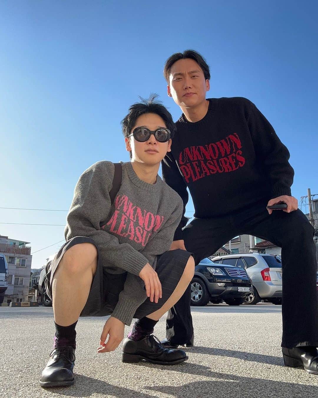 ジョンジンのインスタグラム：「- 싸리랑 커플 니트 입고 게이트 했다. 이쁜 카페도 가고 전시도 보고 편집샵도 가고 만둣국도 먹었다. 웬만한 커플의 데이트보다 더 알찬구성이었다. 우리들의 게이트 코스가 궁금 하다면....더보기」
