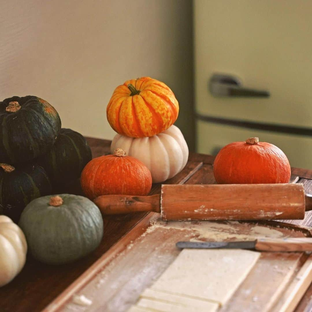 Chokiのインスタグラム：「窓から涼しい風が入ってくるようになった🍃  今年もたくさんのかぼちゃ🎃🎃🎃🎃 かぼちゃのクッキー、かぼちゃのグラタン、かぼちゃのパウンドケーキ、かぼちゃのサラダ、パンプキンスープ...😳✍️📖  #かぼちゃ#pumpkin#🎃」