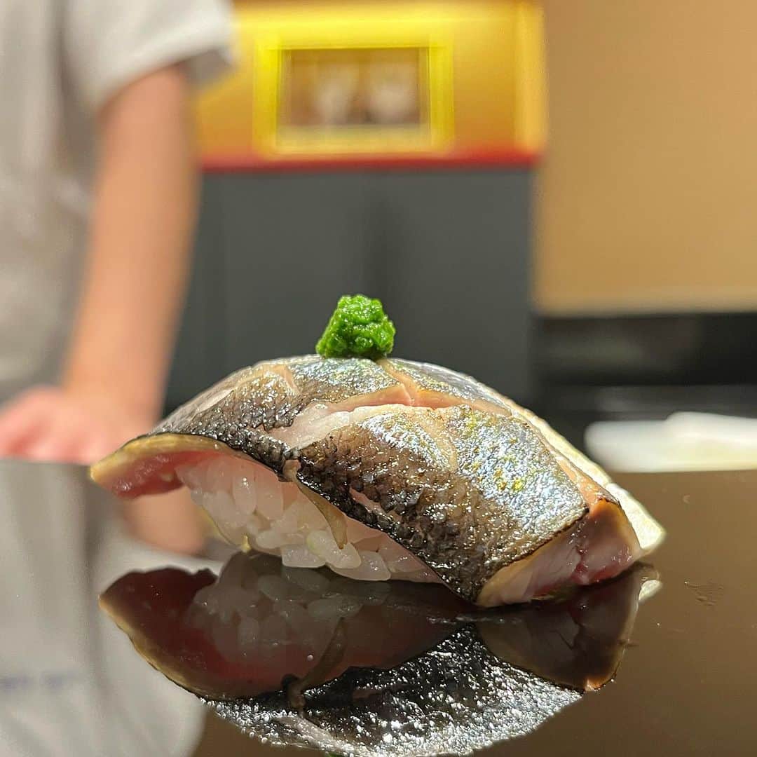 のインスタグラム：「秋刀魚 Sanma  For reservation: 099.606.0013 Or Line ID 027126639  #sushikanda #sushi #japanesecuisine #sashimi #foodporn #aroi #aroiibkk #ginraidee #paigingun #wongnai #edtguide #bkkmenu #starvingtime #寿司神田 #寿司スタグラム #鮨 #寿司 #すし #バンコク寿司 #銀座グルメ #赤酢 #横井醸造」