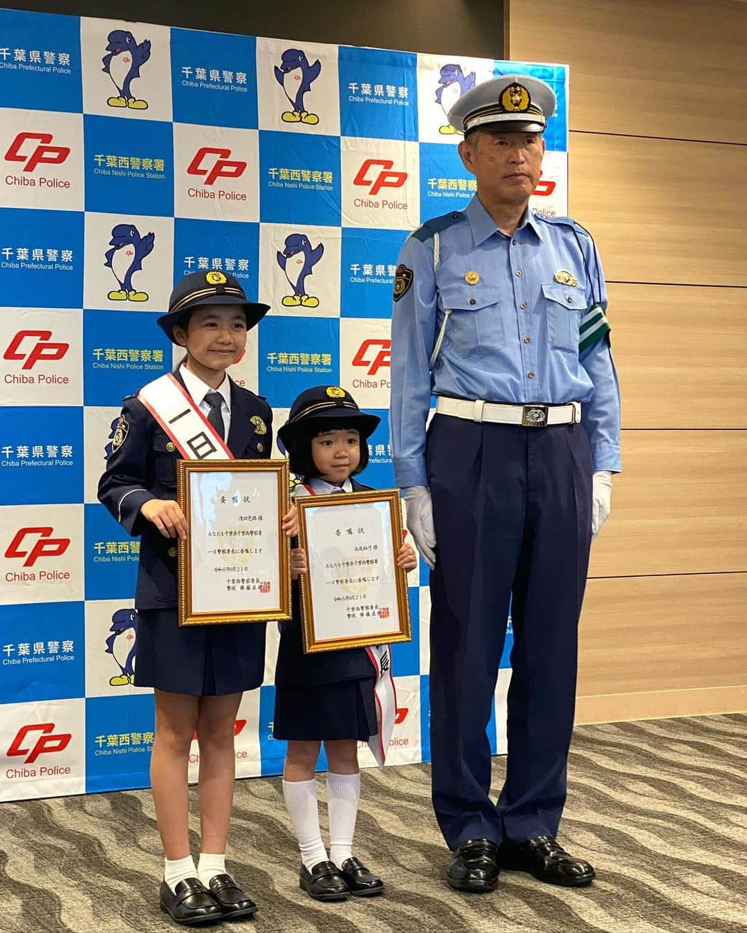 浅田芭路さんのインスタグラム写真 - (浅田芭路Instagram)「． 千葉西警察署、一日署長をつとめさせていただきました👮✨ 風の強い中、たくさんの方がお越しくださって、 交通安全教室や、ダンスをとおして交通ルールを学んだり、 秋の全国交通安全運動を知ってもらうことができてとてもうれしかったです。  協力してくださったみなさん✨ そして準備してくださった千葉西警察署のみなさん✨出演してくださった、マリーンズダンスチームのみなさん✨ 集まってくださったみなさん✨ ほんとうに、ありがとうございました🚓👮✨  これからも、交通ルールを守って事故のないまちになるようにきをつけていきます🌟  千葉西警察広報大使の土屋蒼空さんとゆのちゃんと写真を撮っていただきました！蒼空さんはいつも笑顔でダンスの練習も優しく教えてくださいました！ありがとうございました💓🥰💓 ゆのちゃんは、おもしろくてかわいくてとっても楽しかったです😆  イベントでは、ふだんお会いできないみなさんに会えてとてもうれしかったです！ 手をふってくださったり応援してくれてありがとうございました❣️❣️halo  #秋の全国交通安全運動  #千葉西警察署 #一日警察署長👮  #イオンモール幕張新都心 #土屋蒼空 さん @aozora_tsuchiya  #ありがとうございました #応援ありがとうございました」9月23日 15時50分 - asada_halo__official