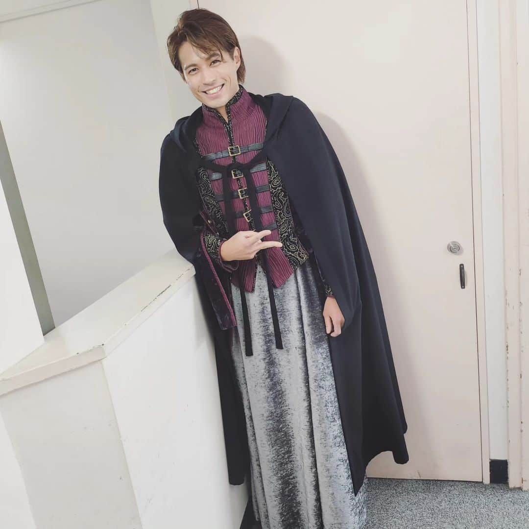 佐伯大地のインスタグラム：「お昼公演ありがとう御座います🦁 夜もよろしくお願いします🦁マントヴァ、仲間たちと共に🐇 #2023ロミオとジュリエット」