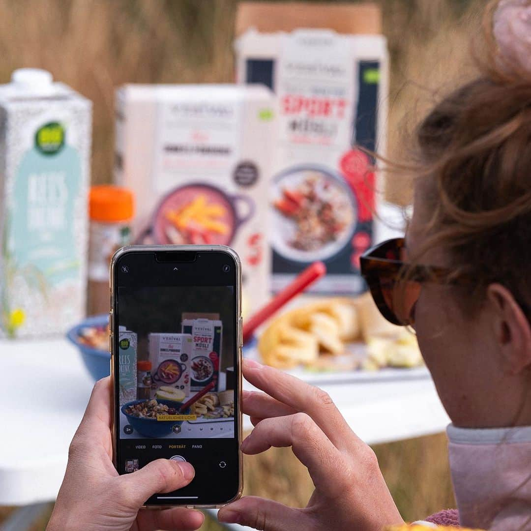 カロリーネ・ジンフーバーのインスタグラム：「summer is slowly fading and cooler temps arrive 😏 although the climbing conditions are getting better, i wouldn't mind a sweet breakfast outdoors - with @verivalbio müsli of course 😍🤤  📷 @fabian.leu   #foodie #foodporn #holiday #summer #muesli #verivalbio #foodstagram #climbing #yummy」