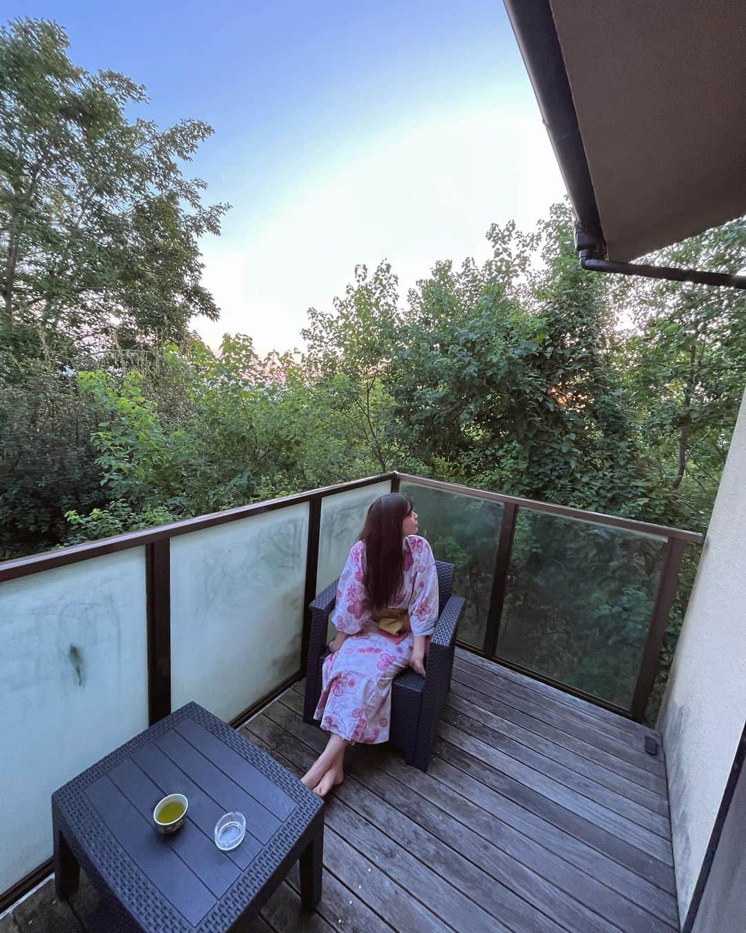 れもんえいみのインスタグラム：「. 🍵🍃  リップを一本たりとも持ってくの忘れて 顔がモノクロの世界だったので うしろを向きます。」