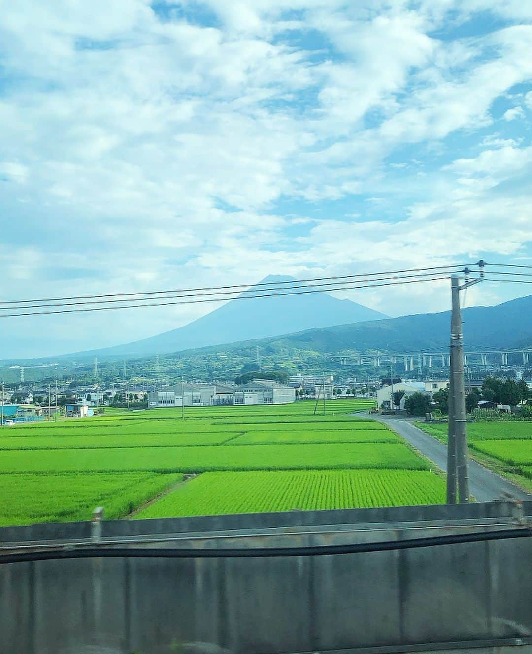 榊山敬代さんのインスタグラム写真 - (榊山敬代Instagram)「🙏… ・ ７月の終わりはおばあちゃんの 御遺骨をご先祖様が眠るお墓へ 納骨するために実家は刈谷へ日 帰りで向かう貴重な１日でした  駅に到着しますと父親が 改札口まで迎えにきてく ださいましておもわず走 って改札口通り抜ける時  外へ出て驚きましたのは 日の強さと温度の暑さが 鋭くて手足に日焼け止め を忘れてしまったこの日 は数時間で焼ける程東京 に比べて異常な暑さの巻  実家へ到着しますと 姪っ子たちもまた大 きくなったなぁ…と 成長が楽しみな時期  今回はオネエサマでは なくてタコヨイカヨと ニンジンセンセイとい うシュールなお名前を いただいて３種類の人 物をたのしむのでした　  おばあちゃんの御遺骨は 家族の手から手にわたり ご先祖さまが眠るお墓へ  今回も数年ぶりの 実家時間でしたが 　 お久しぶりにご一緒した 親戚との時間も懐かしく  みなさま健康で元気で 有り難く思うのでした  おばあちゃんをお見送りした 帰り道の新幹線では人生あと 何年生きられるかわからない からこそ悔いのないようにき もちを重ねてゆきたいなぁ… とあらためておもうのでした  最近知ったひとコマなのですが人 が死ぬ間際に後悔する五つのコト に関する記事に出会ったのですが  ココにもメモして おこうと思います  ・自分に正直に生きればよかった ・たくさん旅行すればよかった ・贅沢を我慢しなければよかった ・働きすぎなければよかった ・大切な人に感謝の言葉をもっと 　伝えればよかった  #死ぬまでにしたいこと #命 #いのち #おばあちゃん #おばあちゃんありがとう #画像 #family #姪っ子  #生きてるだけで凄い  #お寺 #日本画家 の #人生 #最近ついてる #人生こんなもん #人生たのしもう」9月23日 16時00分 - sakakiyamatakayo