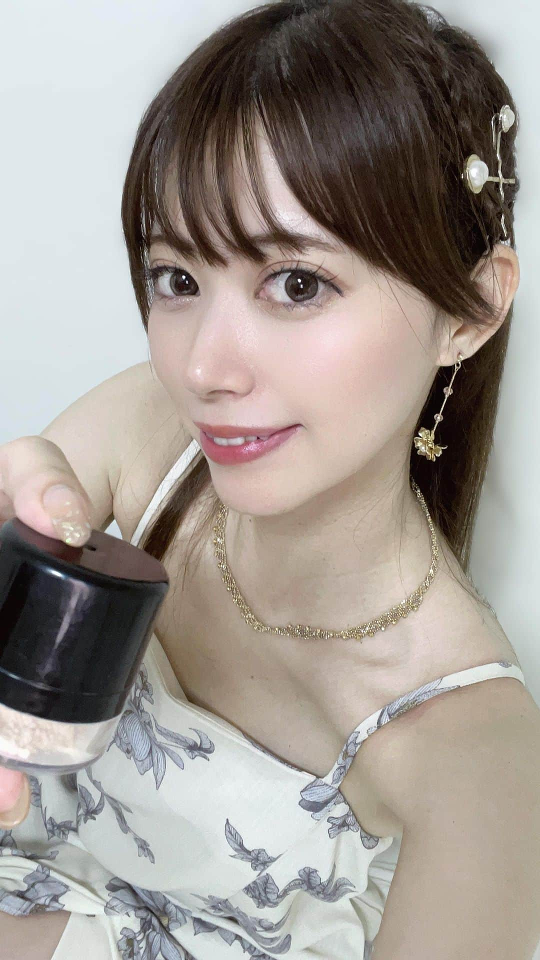 安森彩那のインスタグラム：「【100均】売り切れ続出！スポンジ付きパウダーポット。 是非パウダーだけではなくお気に入りのチークが割れかけた時とかにも粉々にして使ってみてね💖 #100均一 #ダイソー #cosume」