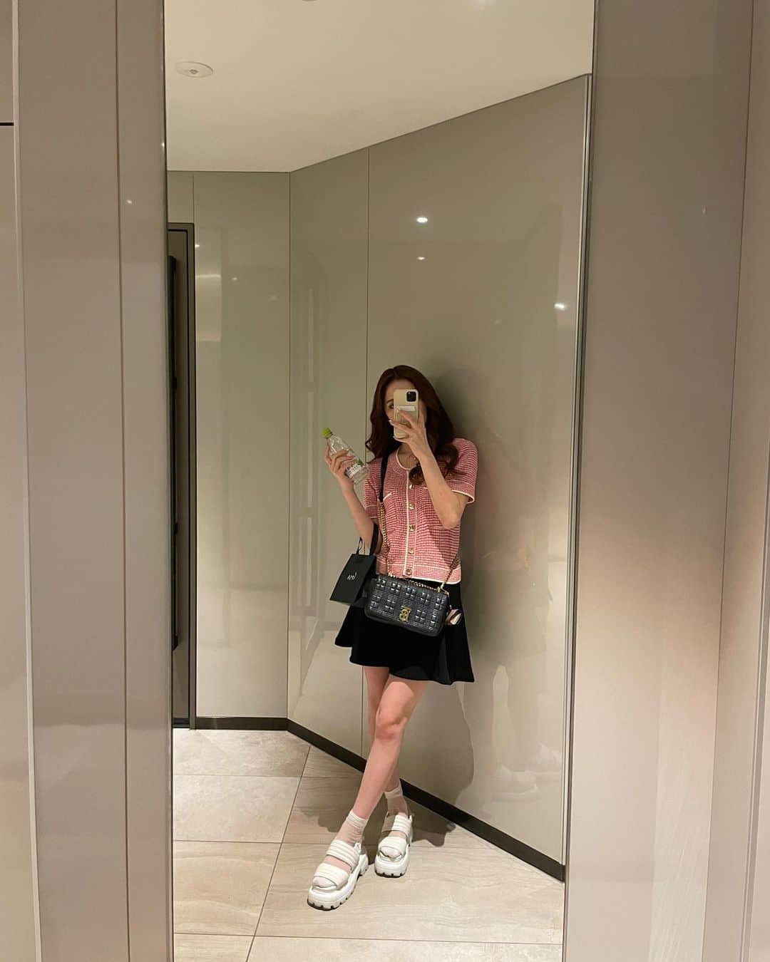 川猿てるみさんのインスタグラム写真 - (川猿てるみInstagram)「. 片手にお水は必須🥤」9月23日 16時08分 - terumin1113