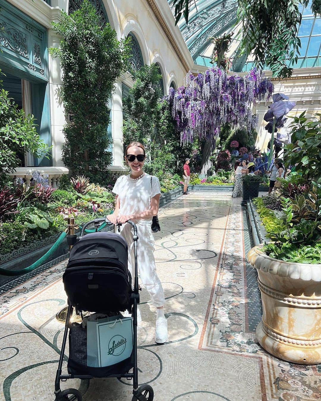 翁安芸さんのインスタグラム写真 - (翁安芸Instagram)「Las Vegasのホテルチェックインして、ちょうどお昼だったので事前にネットで予約しておいたBellagio内にある @sadellesriyadh へ🍽️💓  予約なしでも入れますが、時間帯的に結構列が長くできていたので事前予約おすすめです♡  室内の中庭が見える席は、ブースのようになっていて子どもも座りやすく、食事が来るまでの待ち時間も子どもたちはお庭を眺めたり、お互いの親友の人形🐧🐵で遊んで楽しんでいました♡  食事は色々とオーダーしてシェア🍳🌮🥑 アイスラテが巨大でびっくりしました🫢  #bellagio #ベラージオ #lasvegas #ラスベガス #sadelleslasvegas #sadelles」9月23日 16時09分 - akinyc
