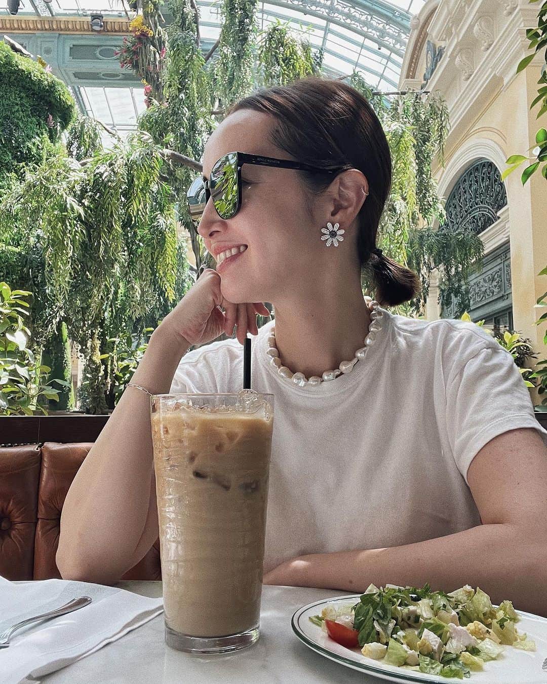 翁安芸さんのインスタグラム写真 - (翁安芸Instagram)「Las Vegasのホテルチェックインして、ちょうどお昼だったので事前にネットで予約しておいたBellagio内にある @sadellesriyadh へ🍽️💓  予約なしでも入れますが、時間帯的に結構列が長くできていたので事前予約おすすめです♡  室内の中庭が見える席は、ブースのようになっていて子どもも座りやすく、食事が来るまでの待ち時間も子どもたちはお庭を眺めたり、お互いの親友の人形🐧🐵で遊んで楽しんでいました♡  食事は色々とオーダーしてシェア🍳🌮🥑 アイスラテが巨大でびっくりしました🫢  #bellagio #ベラージオ #lasvegas #ラスベガス #sadelleslasvegas #sadelles」9月23日 16時09分 - akinyc