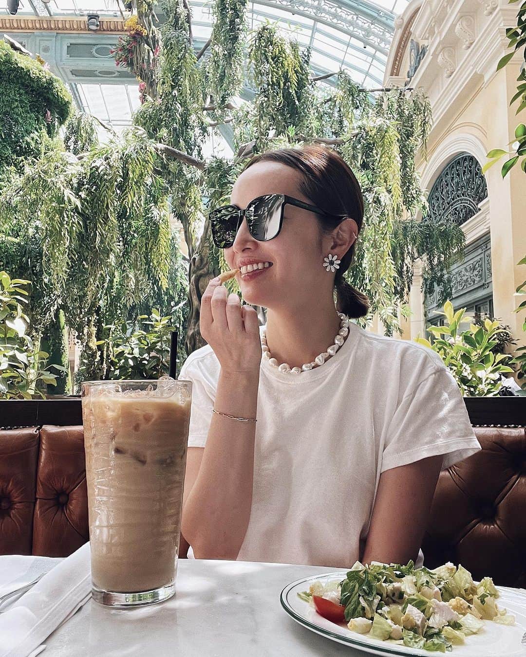 翁安芸さんのインスタグラム写真 - (翁安芸Instagram)「Las Vegasのホテルチェックインして、ちょうどお昼だったので事前にネットで予約しておいたBellagio内にある @sadellesriyadh へ🍽️💓  予約なしでも入れますが、時間帯的に結構列が長くできていたので事前予約おすすめです♡  室内の中庭が見える席は、ブースのようになっていて子どもも座りやすく、食事が来るまでの待ち時間も子どもたちはお庭を眺めたり、お互いの親友の人形🐧🐵で遊んで楽しんでいました♡  食事は色々とオーダーしてシェア🍳🌮🥑 アイスラテが巨大でびっくりしました🫢  #bellagio #ベラージオ #lasvegas #ラスベガス #sadelleslasvegas #sadelles」9月23日 16時09分 - akinyc