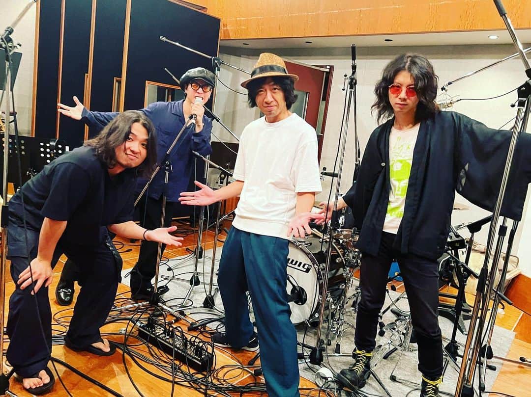 マツキタイジロウのインスタグラム：「SIX LOUNGEのニューアルバム『FANFARE』収録の「エニグマ」と「アジアの王様」にてギターとアレンジを担当しました！ どちらもスタジオで皆でせーの！で音を鳴らしたモノが収録されてます。 アルバムも大名盤に仕上がってるので是非お聴き下さい！ #sixlounge」