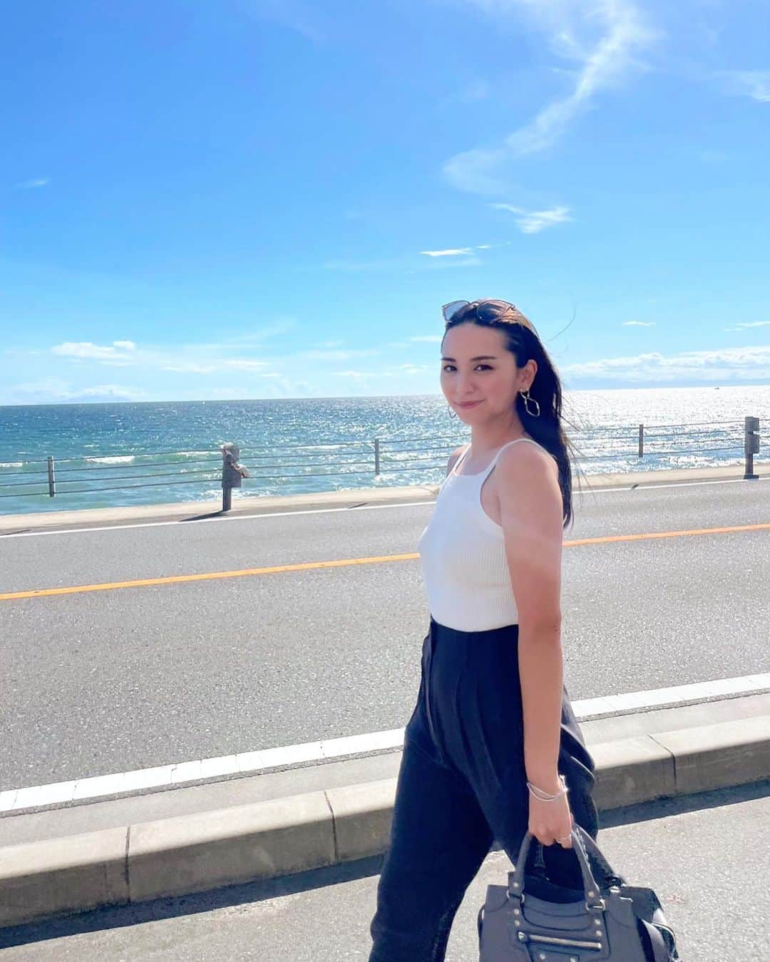杉ありさのインスタグラム：「. ようやく今日は秋を感じる気候🍂  数日前まではジリジリしていましたね🌞 そんな先週の📷  tops #barnyardstorm  bottoms #newans  bag #balenciaga   海がある街、さいこう🫶🩵」