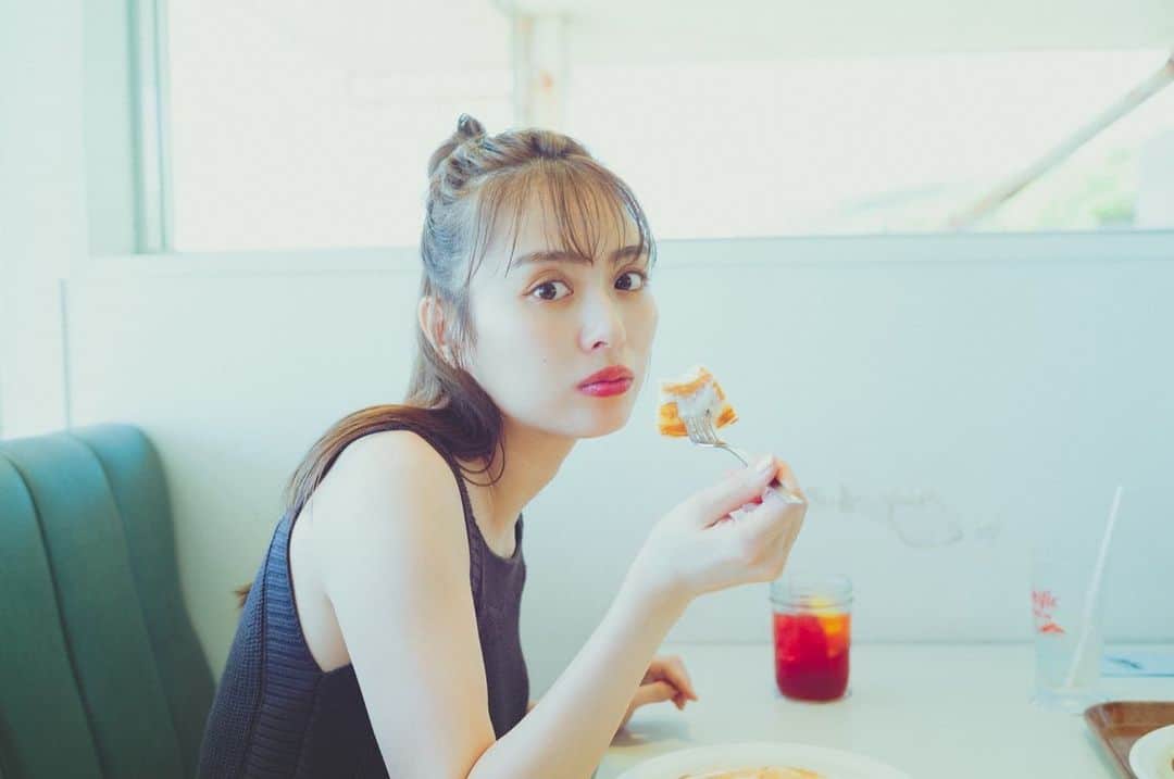 のインスタグラム：「#金曜日の肉とだーりお 15回目は七里ヶ浜に行ってきたよ。  そういえば今年、海行ってなかったなーって やり残した夏を探しに来ました☺️🏄  ストーリーズかこちらから記事に飛んでね！ @freak_mag  #鎌倉　#七里ヶ浜　#pacificdrivein」
