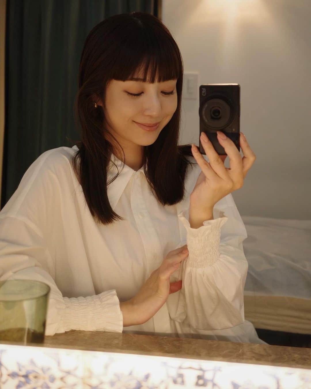 izu（出岡美咲）さんのインスタグラム写真 - (izu（出岡美咲）Instagram)「ふわっと、軽く、身体中緩んだ後は 優しいお顔になる。  長年通っている　@aione_0123 は わたしの身体の少しの変化に 必ず気付いてくれる。 安心して駆け込める 病院のような場所。  さて、撮影行って来ます♪」9月23日 16時14分 - izu_stagram