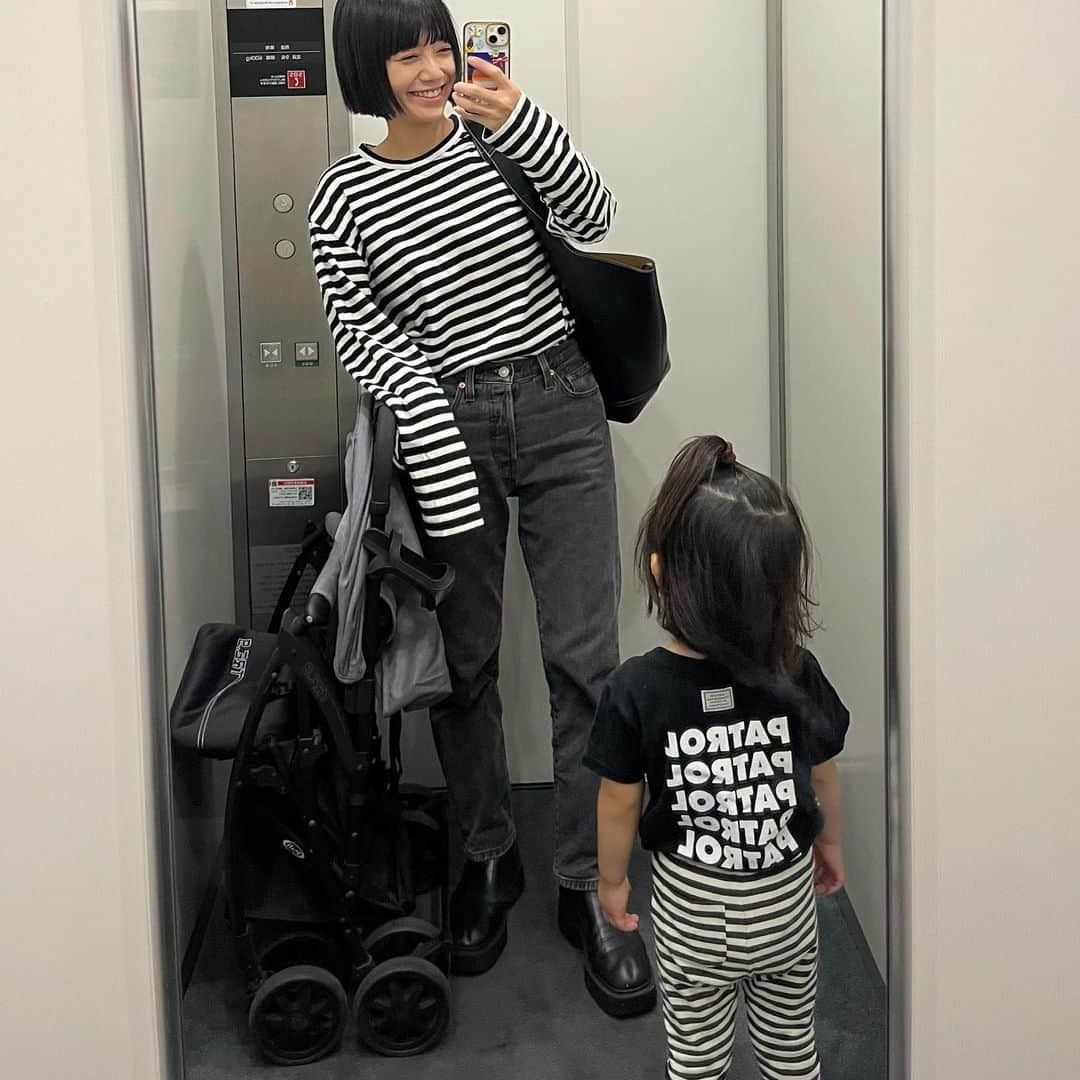 Kyokoのインスタグラム：「お米を買いに行くだけの親子です 私が着たいよ君の服、交換してほしい🦓 運動してないから歩こうと思って。ベビーカー久々だね」