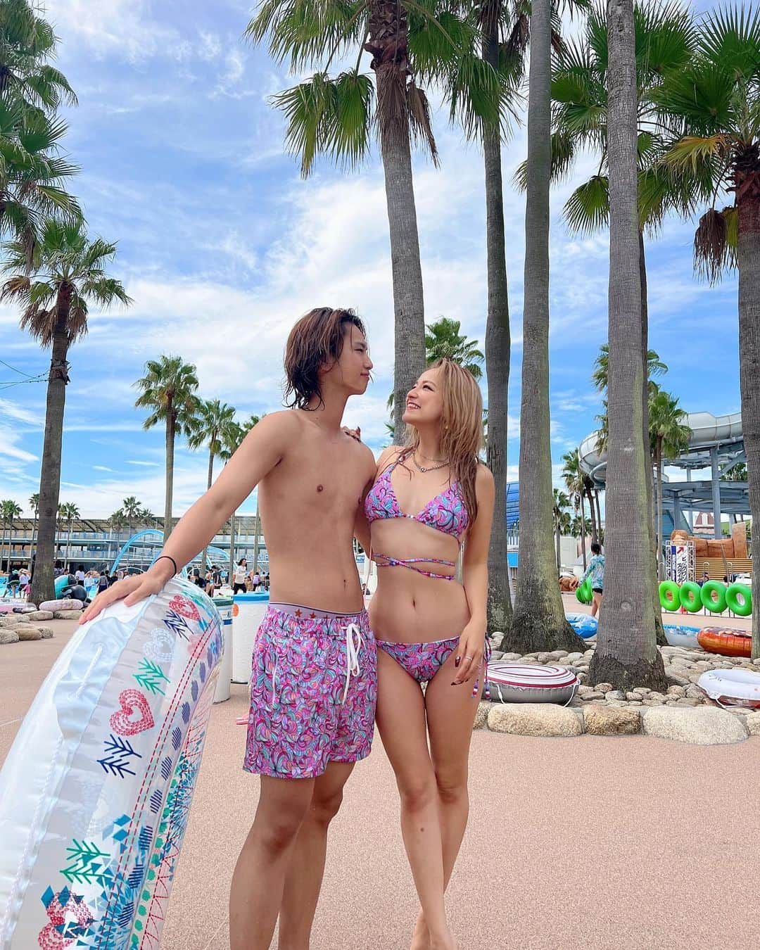 のインスタグラム：「ℕ𝕒𝕘𝕒𝕤𝕙𝕚𝕞𝕒🏝 ギリギリ夏の終わりに二人で プールで大はしゃぎできて最高✌🏼  おそろい可愛すぎる無理。笑 @pinkyshake_official 💕💜  ジムでペアトレしてたから ビキニを着て堂々と歩けました← @satore__totonoeru 🏋🏼‍♀️ 秋冬もしっかり鍛えよう!!!  #カップル #しぴぐち」