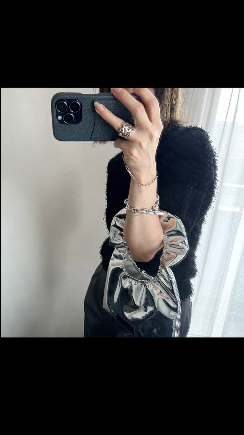 mimimi.amのインスタグラム：「Sᴀᴛᴜʀᴅᴀʏ...  最近、祝日多くない?  仕事お休み🙌のんびり出来て嬉し☺︎  MIXヤーンニット×メタリックシルバー。  #unitedarrows#framework#heloyse」