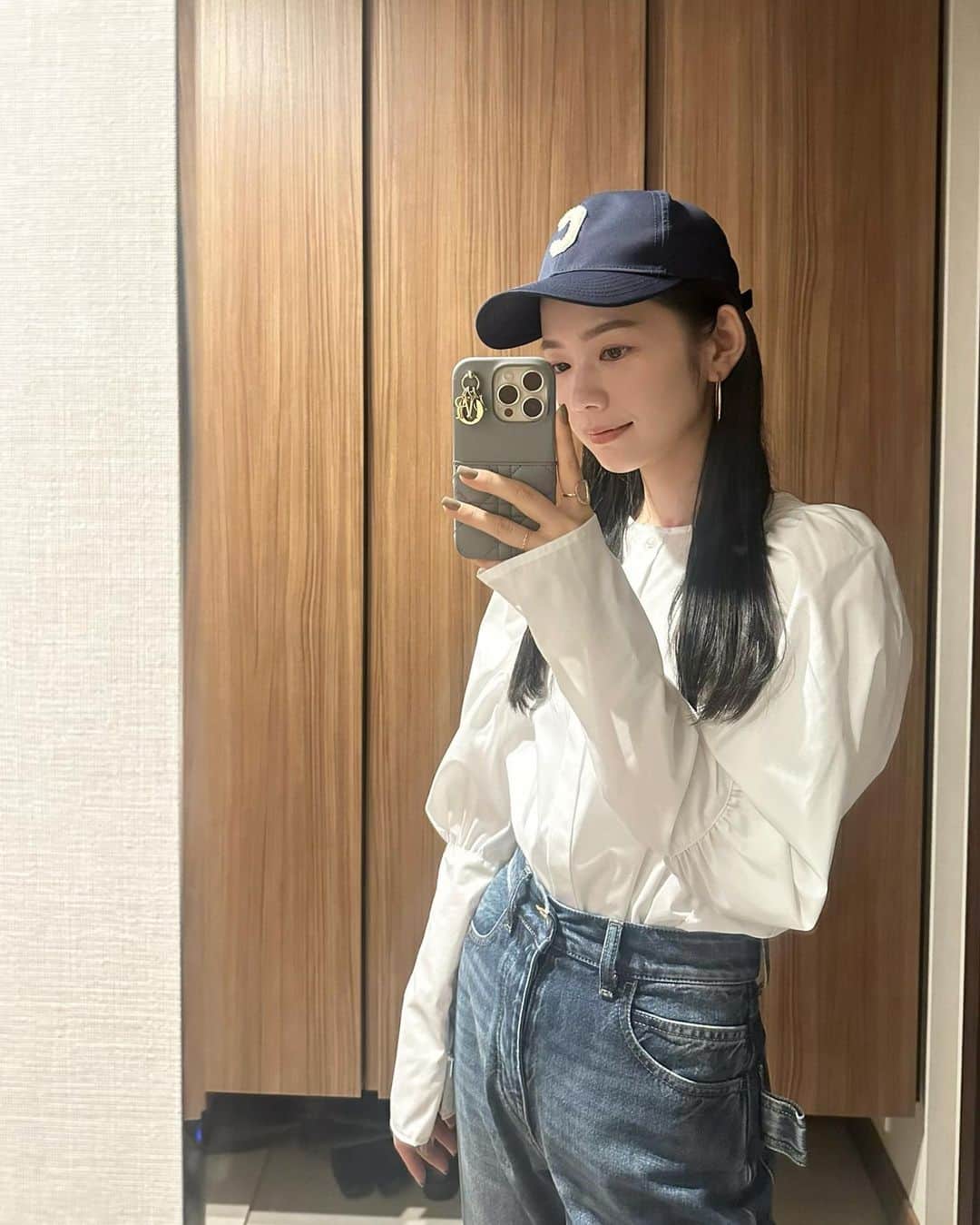 宮所舞のインスタグラム：「. 秋めいた季節になってきて嬉しい🍂✨ 大好きな秋服がやっと着れる〜。 最近は暗めの髪色が落ち着く♡  blouse / @newans.official   #dkr服#newans」