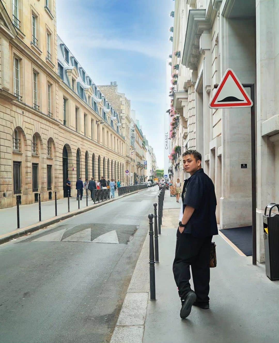MARTONのインスタグラム：「久し振りの投稿です🇫🇷#PARIS  先日はフランスに行ってました。 これまでとはまた違った視点から感じ見る事が出来てとても貴重な経験になりました。  10−20代の頃のアメリカへの衝撃やワクワク感とはまた違って、ヨーロッパの心がゆっくりと引き込まれていく感覚が今はとても心地良く感じます。  挑戦出来る環境に感謝して、この経験を未来に繋げたいと思います🗺️  #france#PARIS#japan」