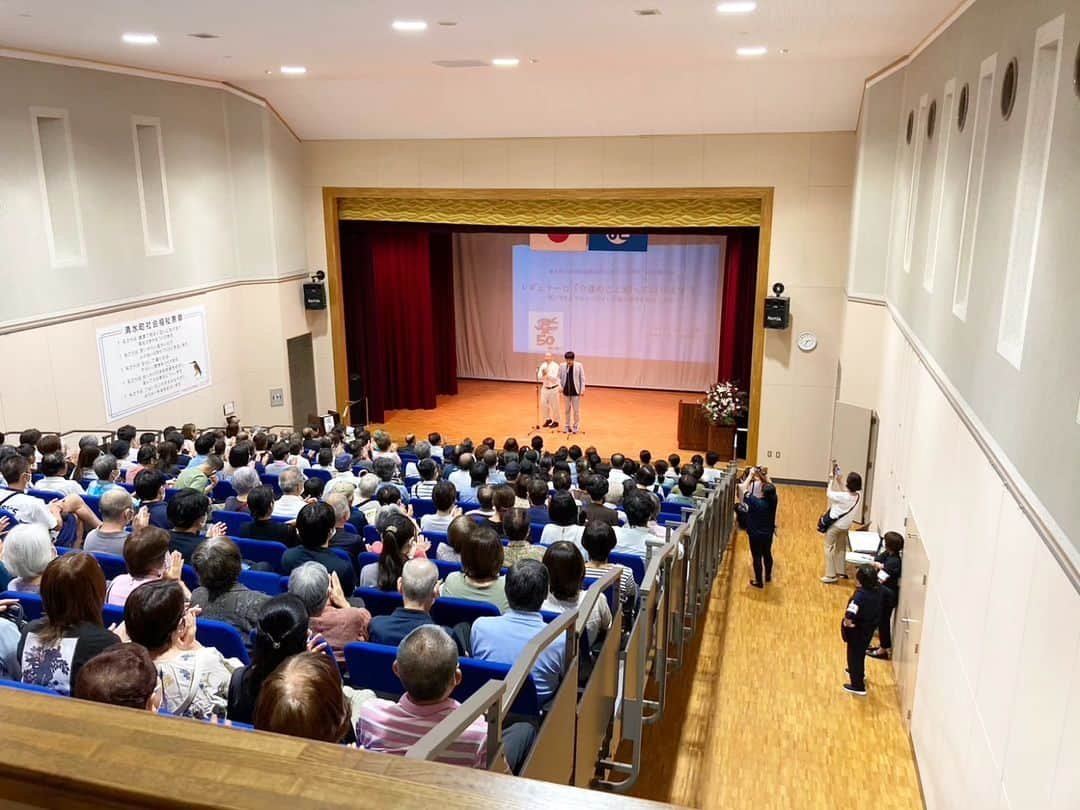 松本康太さんのインスタグラム写真 - (松本康太Instagram)「『清水町社会福祉協議会50周年記念講演会』に呼んでいただきました。  たくさんの清水町の皆さんに参加していただいて、介護レクリエーション体験では子供達が積極的にクイズに参加してくれたのがとても印象的でした！　  近くにあるの柿田川がとても蒼くてびっくり！神秘的なところでした！　  #静岡#清水町#清水町福祉センター#清水町社会福祉協議会#講演会#レギュラーの介護のこと知ってはります#脳トレ#ゲーム#game#介護レクリエーション#レギュラー#あるある探検隊#一級河川#柿田川」9月23日 16時42分 - aruarutankentai.matsumoto