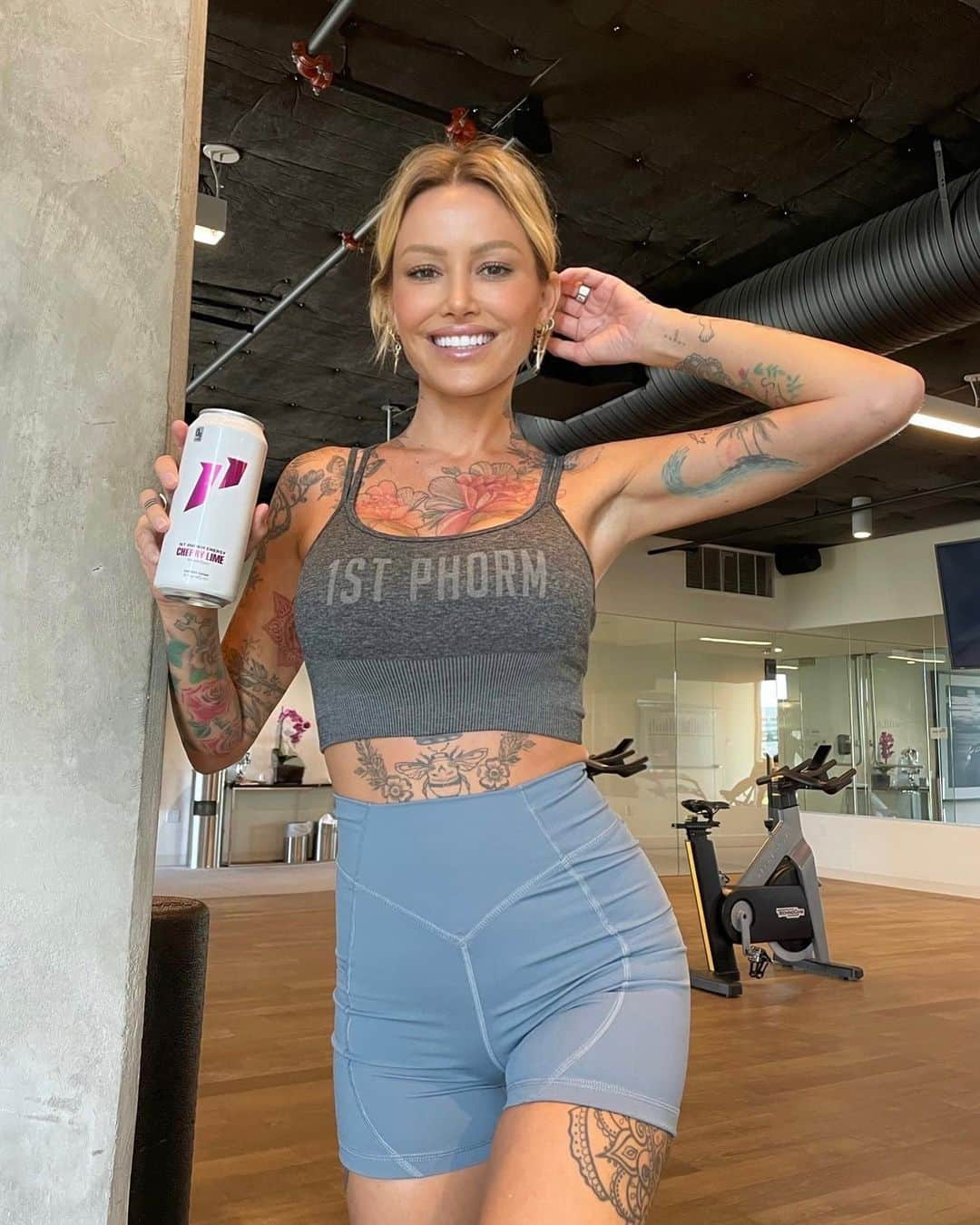 ティナ・ルイーズさんのインスタグラム写真 - (ティナ・ルイーズInstagram)「Fuel your body during a workout with @1stphorm’s energy drink! #cherrylime 🍒 🤜🏼 #iam1stphorm」9月23日 16時37分 - tinalouise